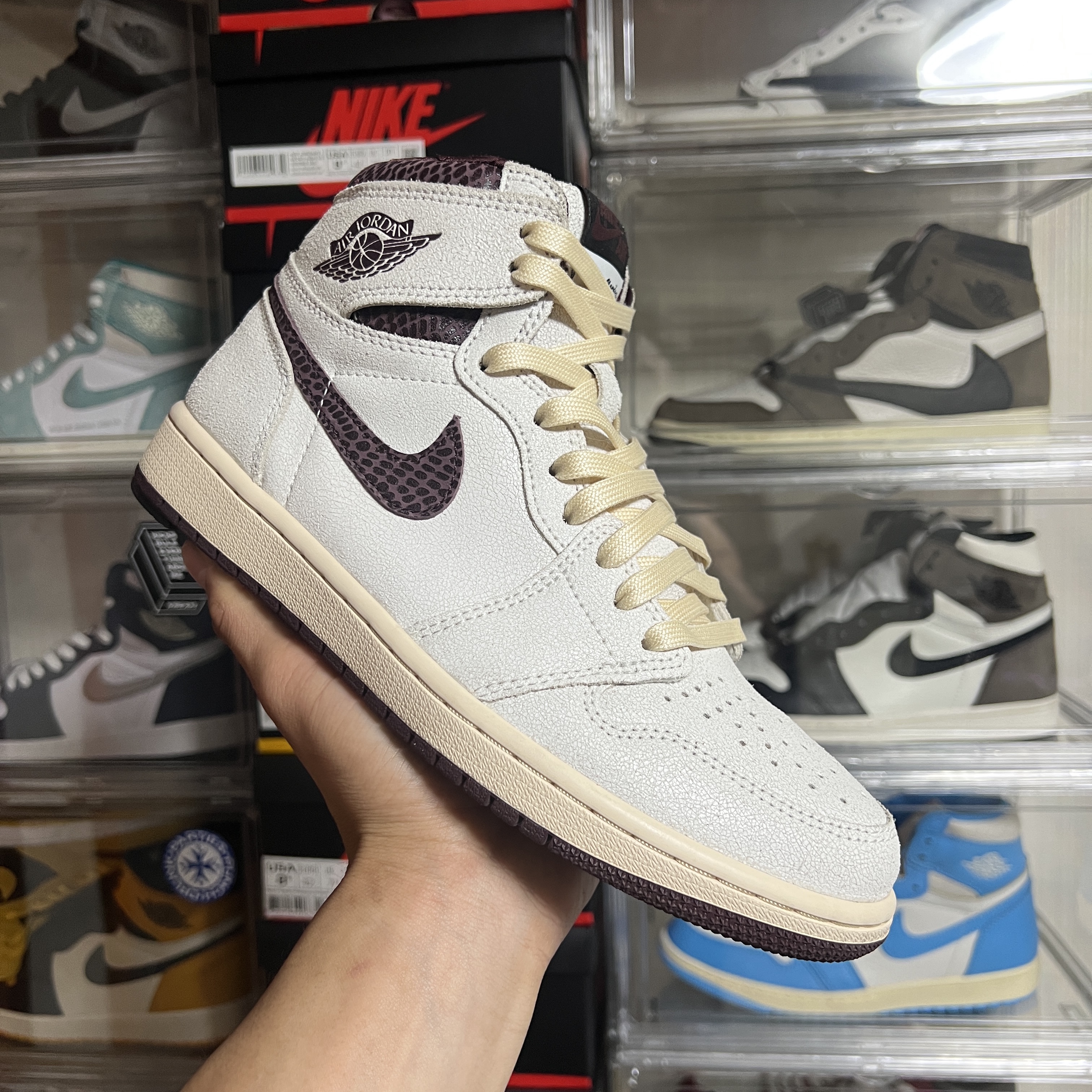 Jordan 1 x A Ma Maniere Retro High OG SP Sail and Burgundy 착용 스타일 - 2