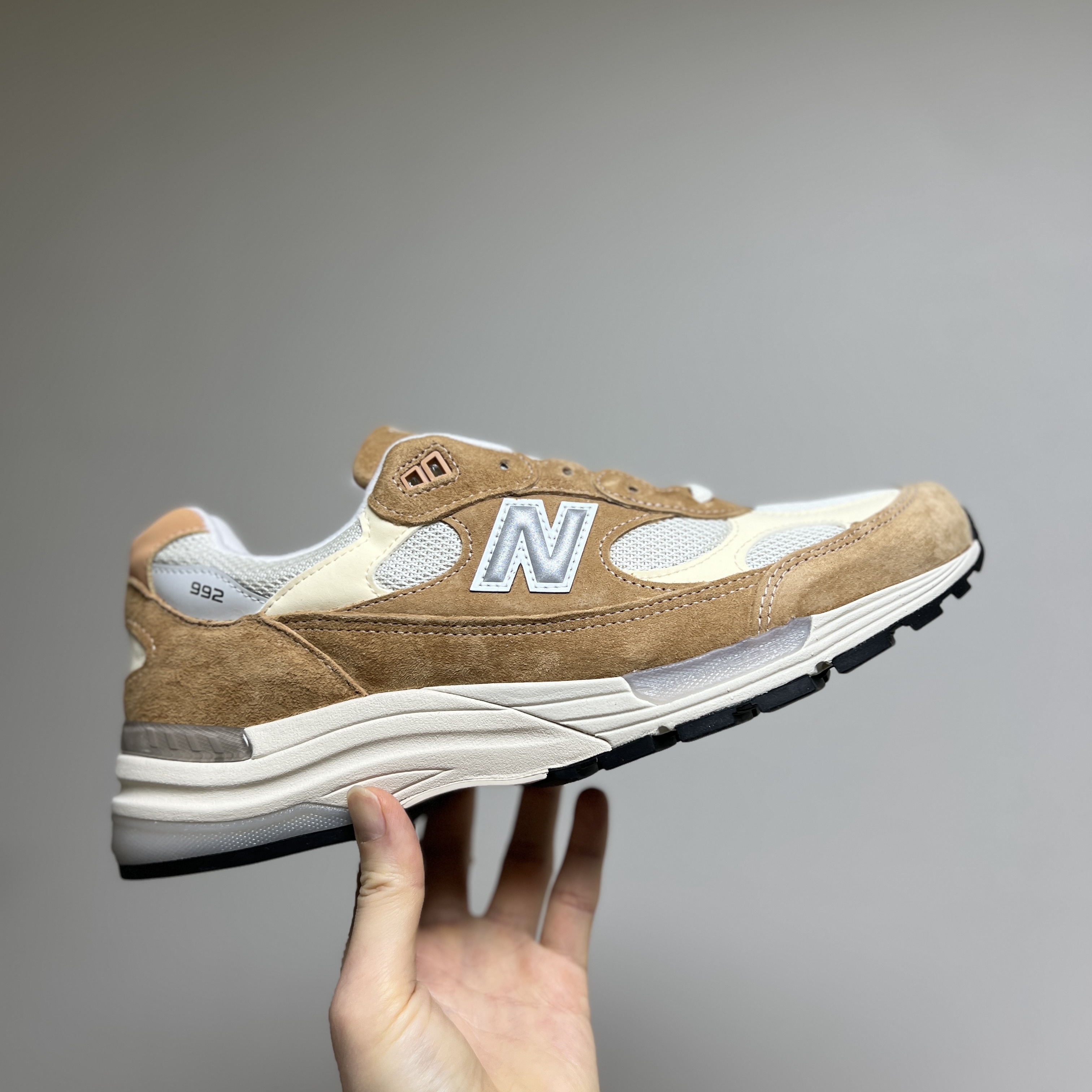 New Balance 992 Made in USA Sweet Caramel Calcium 착용 스타일