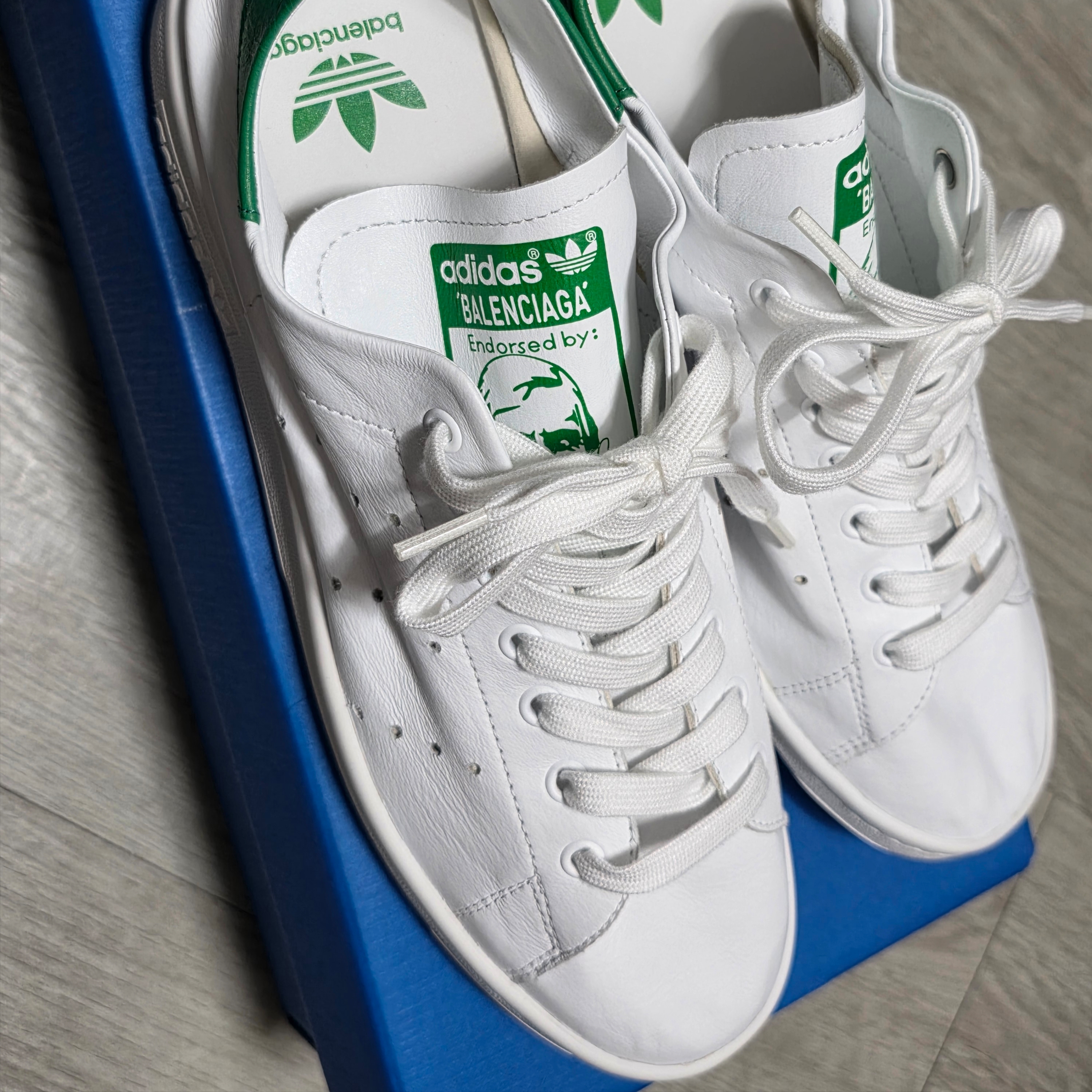 Balenciaga x Adidas Stan Smith Core White Green 착용 스타일 - 4