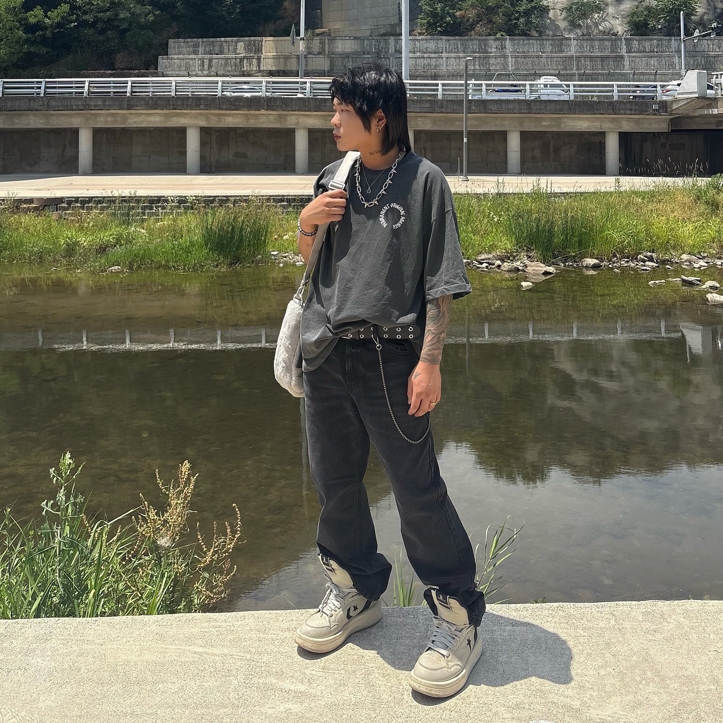 Permanent Archive Pigment Arch Logo T-Shirt Charcoal, Permanent Archive Semi Flare Denim Pants Black 착용 스타일 - 1