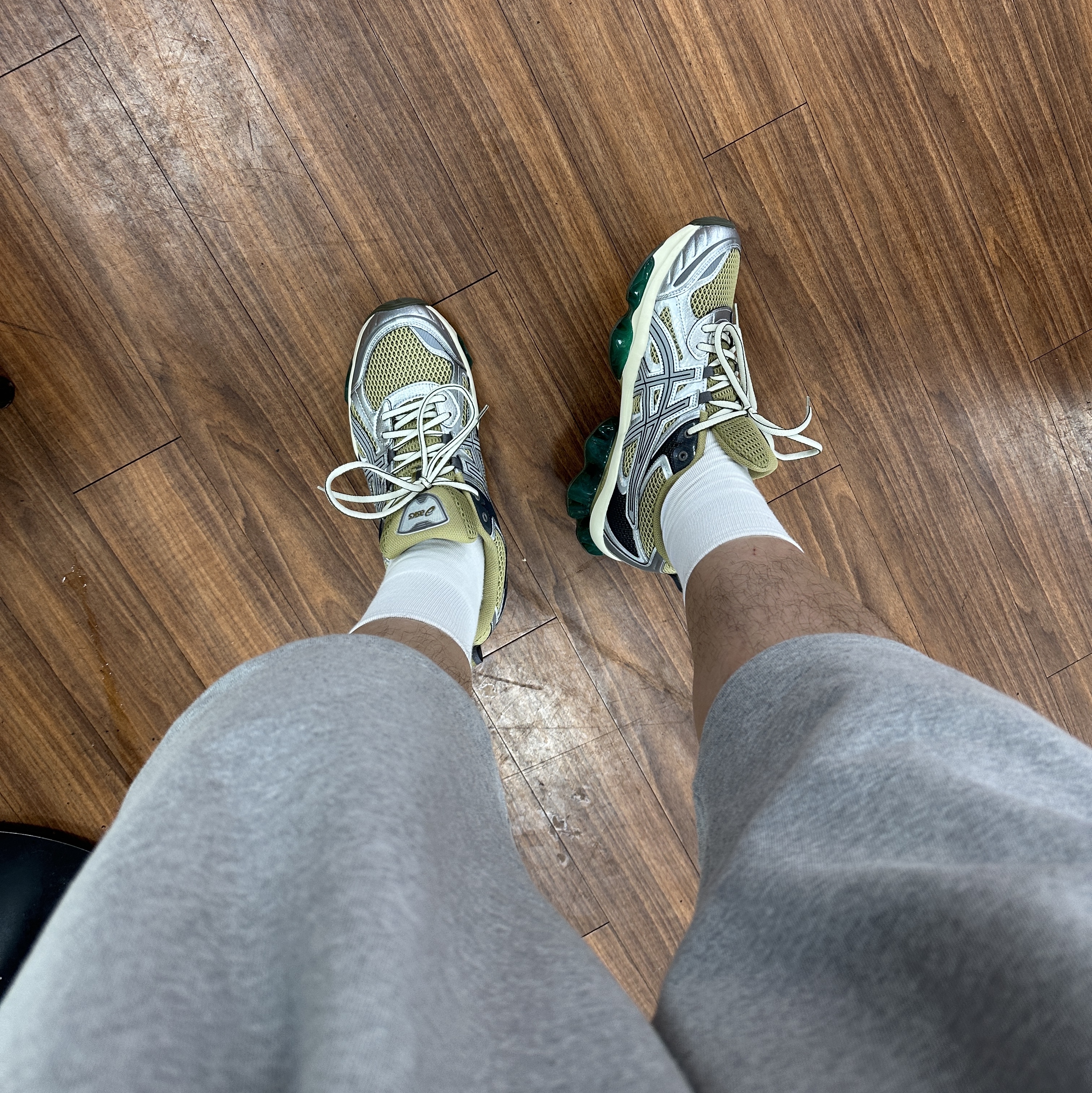 Asics Gel-Quantum Kinetic Khaki Beige Pure Silver 착용 스타일