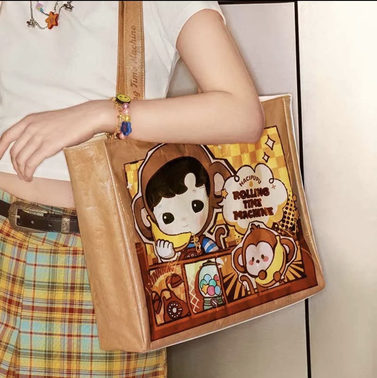 Pop Mart Hacipupu Rolling Time Machine Series Tote Bag 착용 스타일