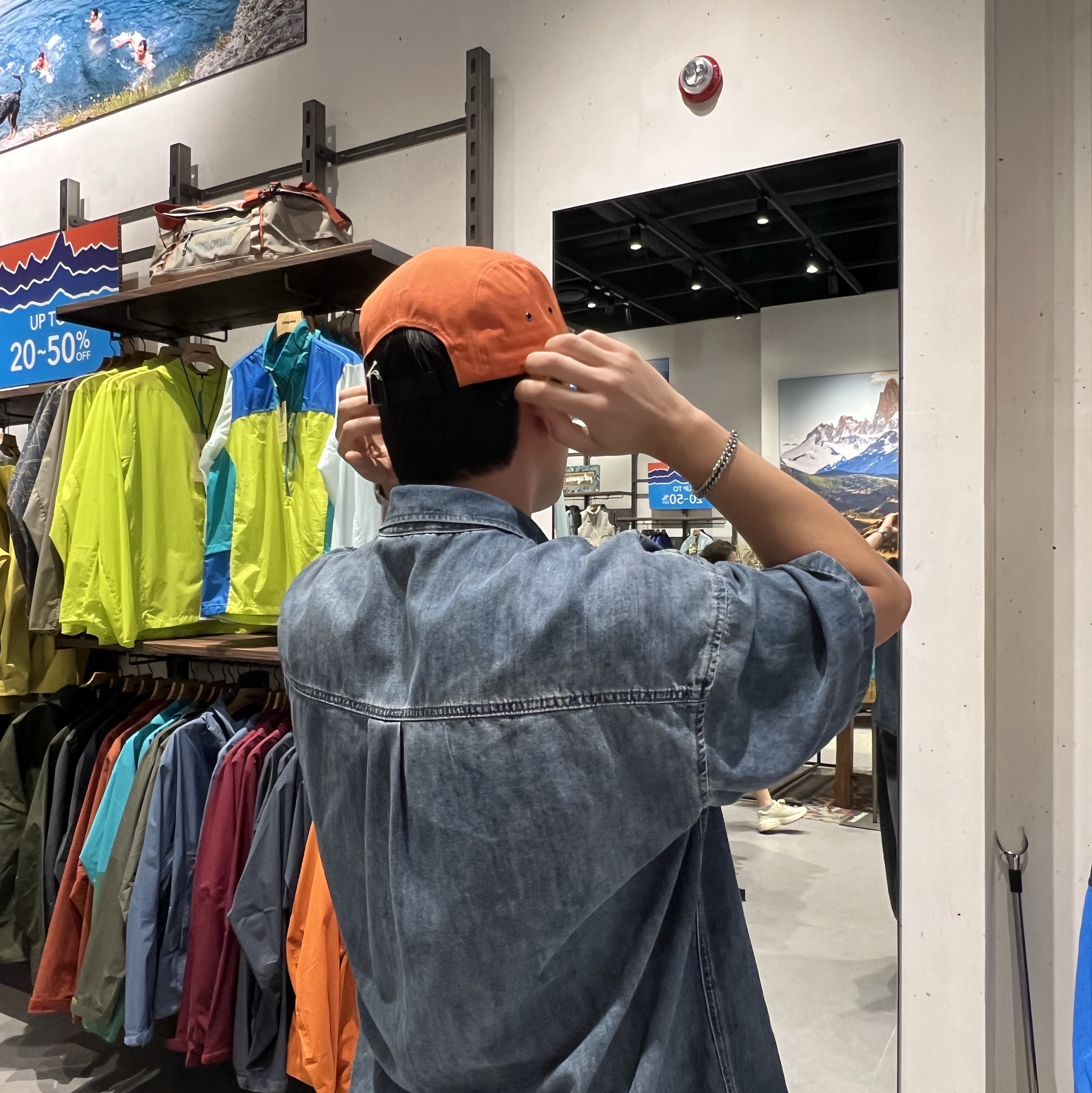 Patagonia P-6 Label Maclure Hat Burl Red 착용 스타일 - 2
