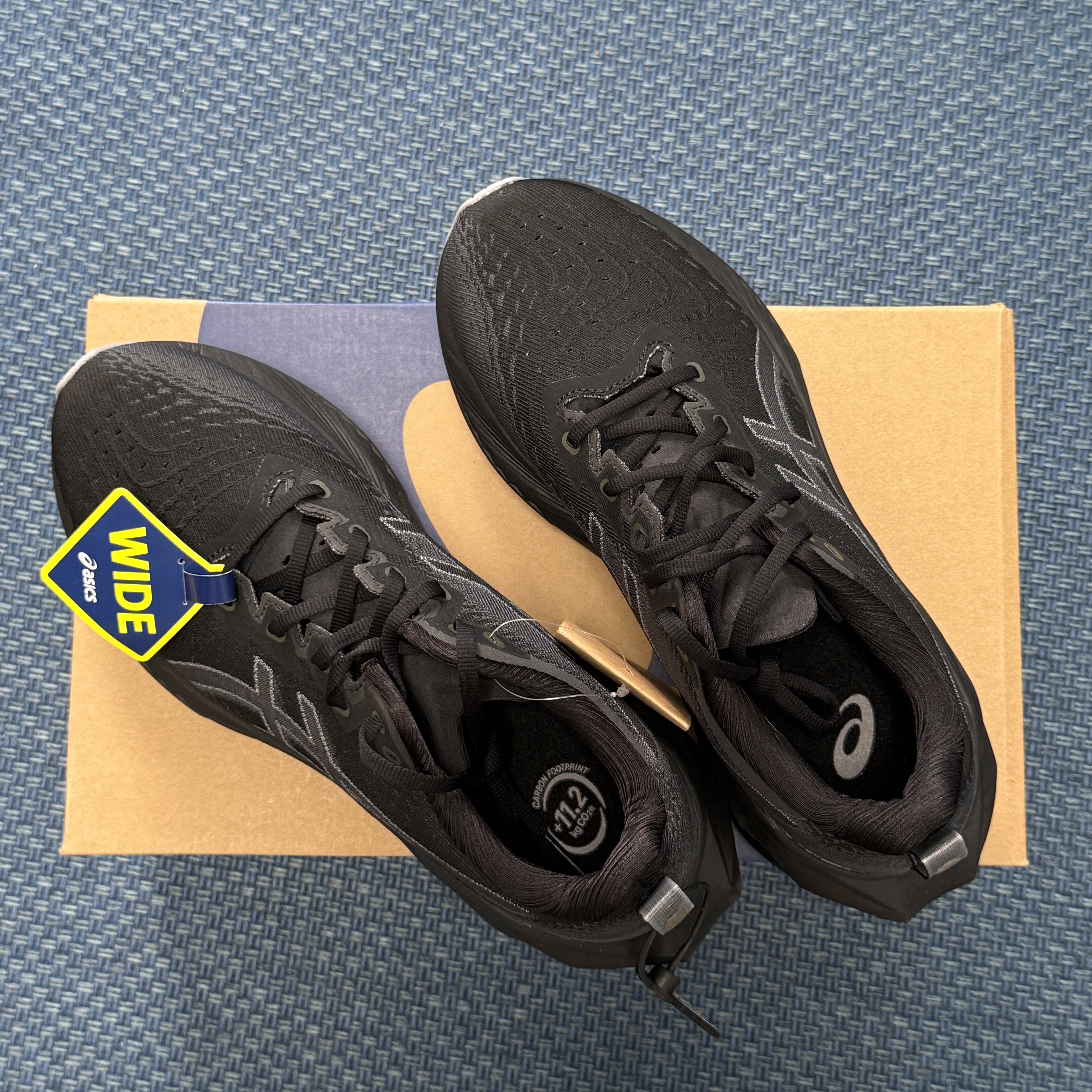 Asics Novablast 4 Black Graphite Grey - 2E Wide 착용 스타일 - 3