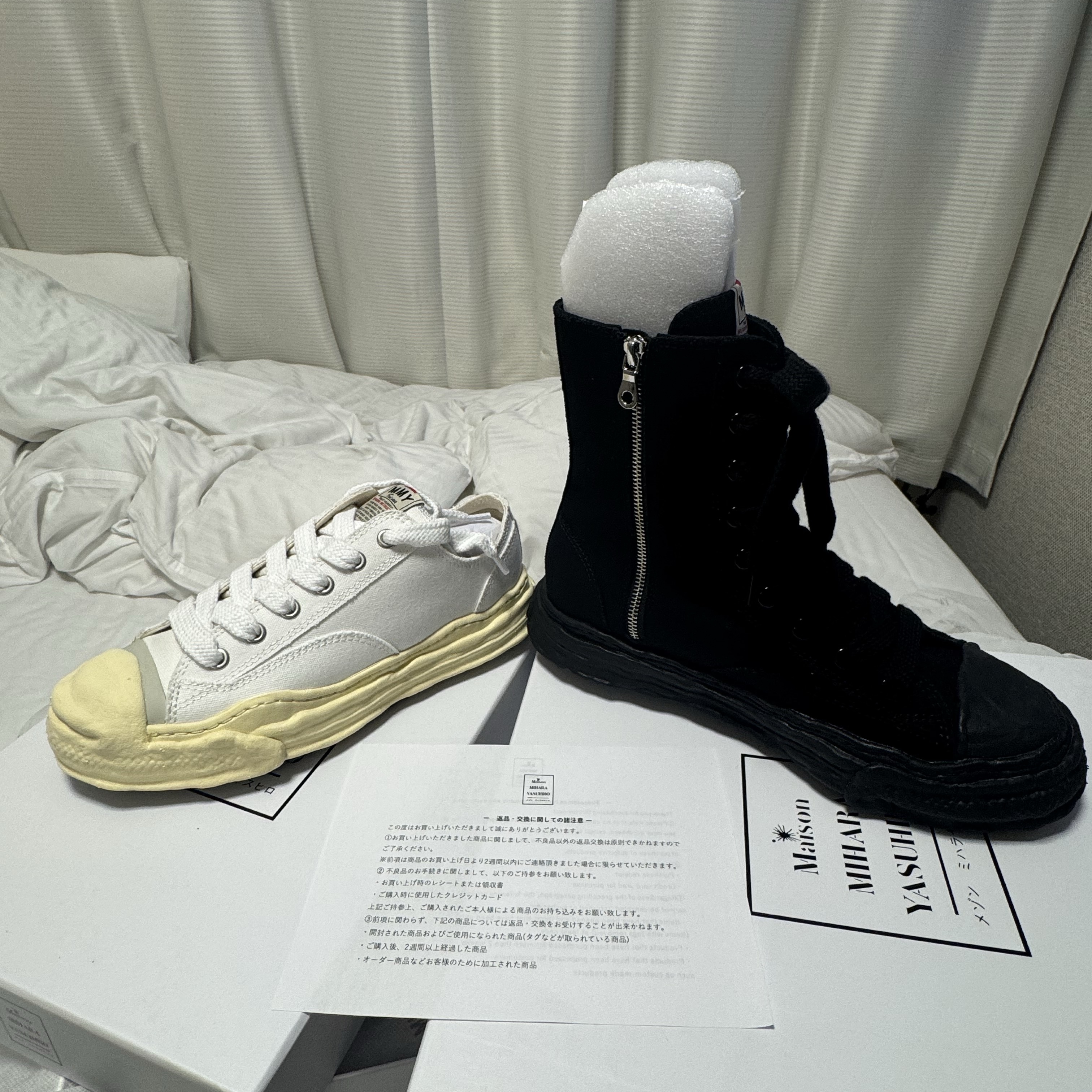 Maison Mihara Yasuhiro Peterson23 OG Sole Canvas Extra High-top Sneakers Exclusive Edition Black Black, Maison Mihara Yasuhiro Hank VL OG Sole Canvas Low-top Sneakers White 착용 스타일 - 5