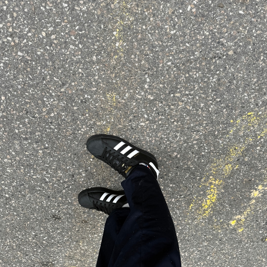 Adidas Superstar Core Black White 착용 스타일 - 2
