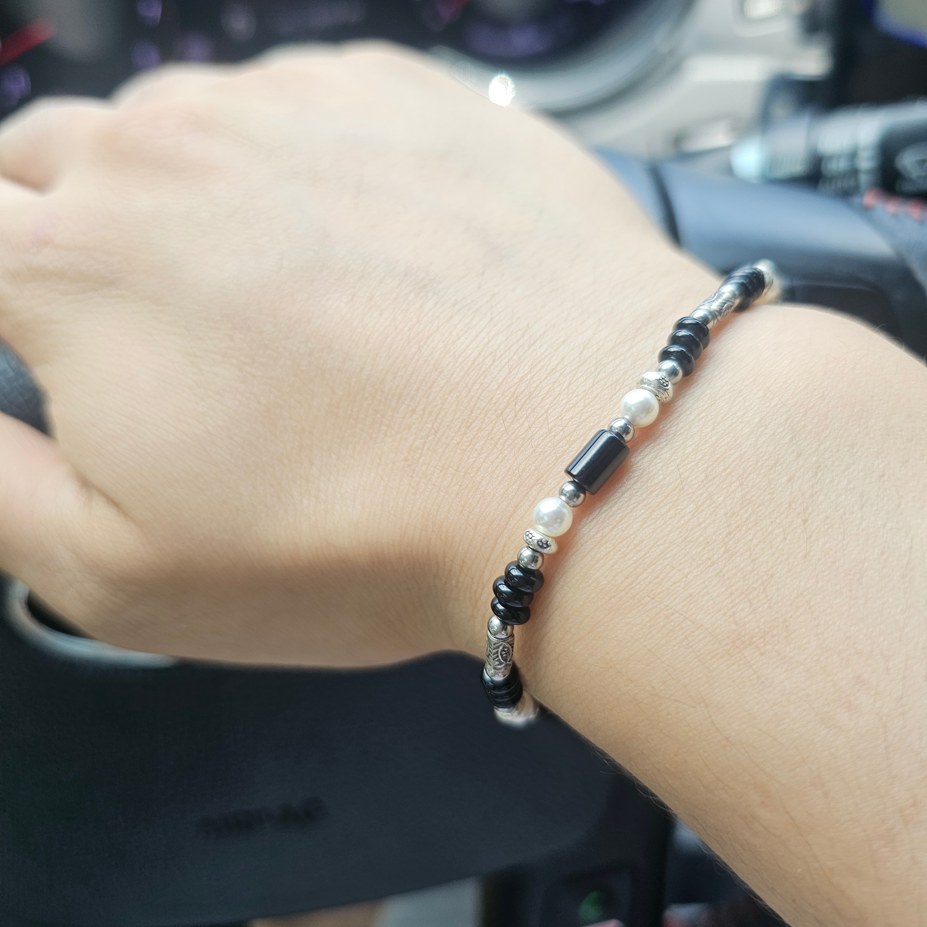 [KREAM 단독] Scudo Shell Black Pearl Beads Bracelet 착용 스타일