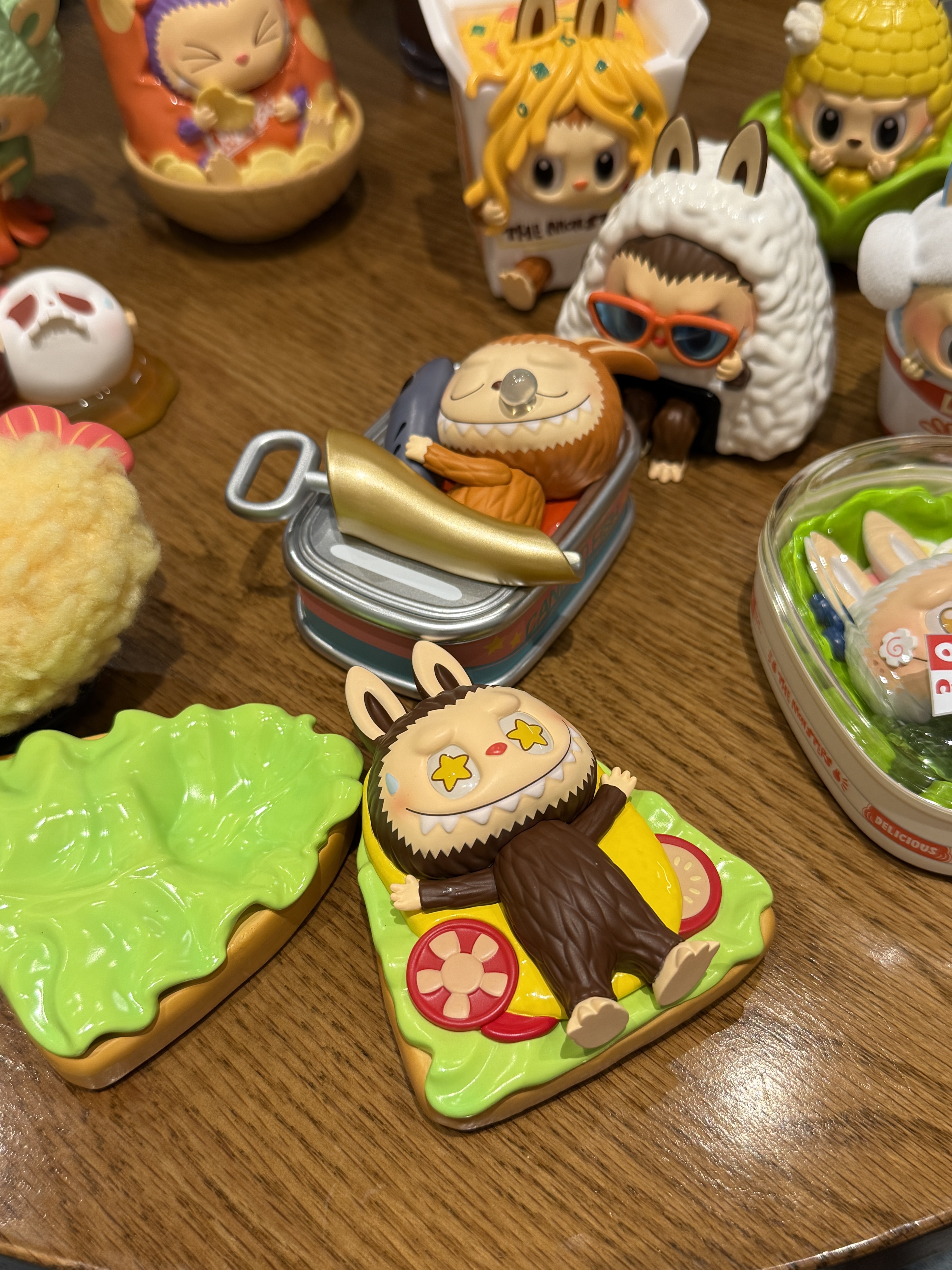 Pop Mart Labubu The Monsters Wacky Mart Series Figures (12 Blind Boxes), Pop Mart Labubu The Monsters Wacky Mart Series Figures Sandwich (Opened Case) 착용 스타일 - 2