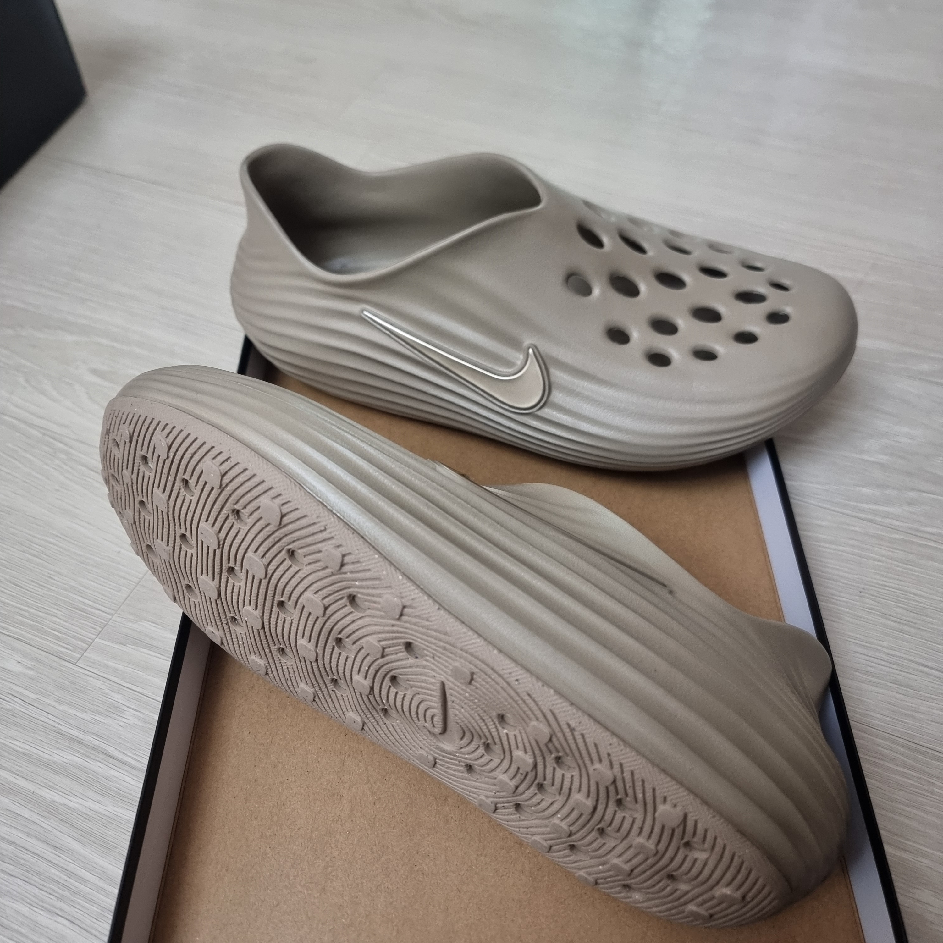 Nike ReactX Rejuven8 Khaki 착용 스타일