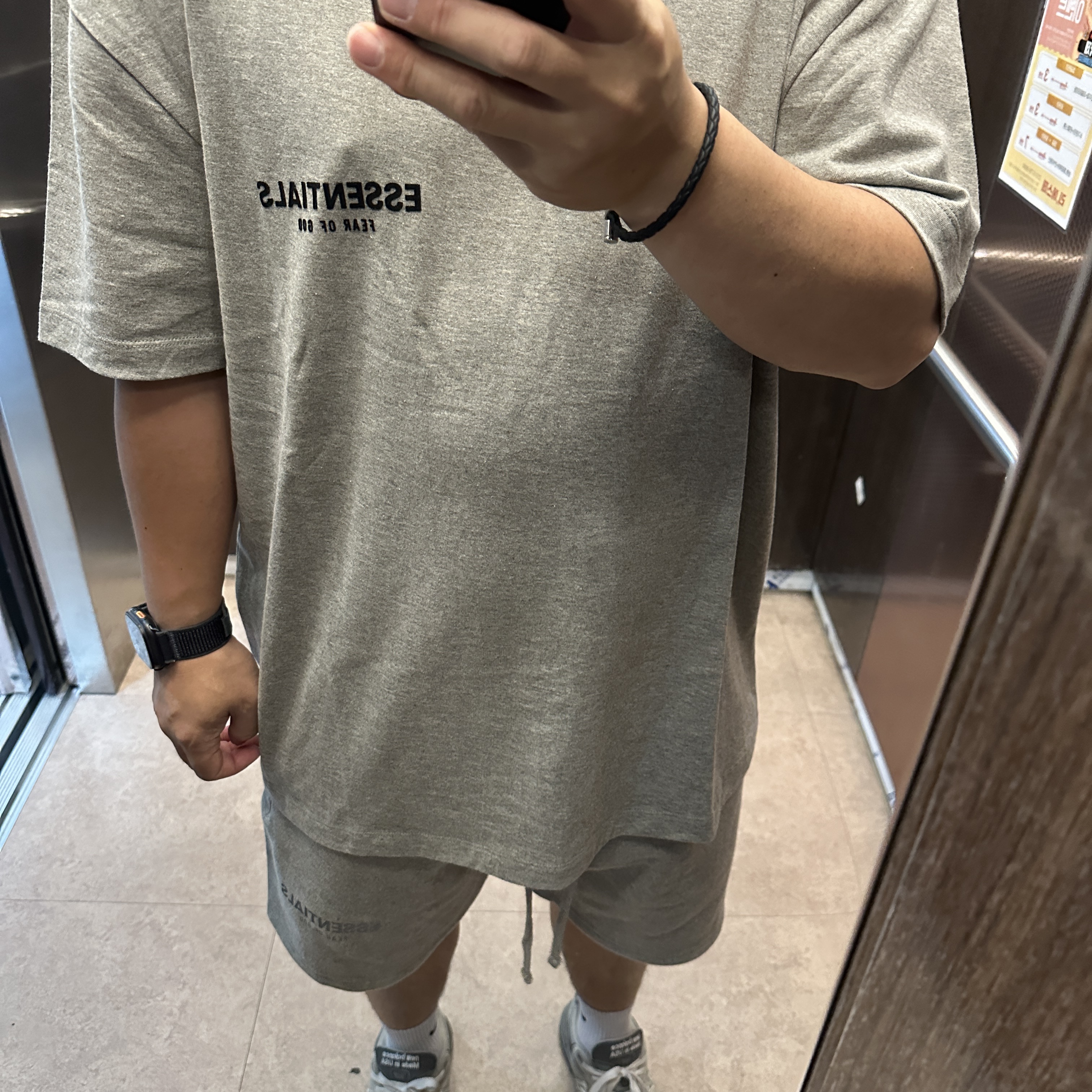Essentials The Core Collection T-Shirt Dark Oatmeal, Essentials The Core Collection Sweatshorts Heather Oatmeal 착용 스타일