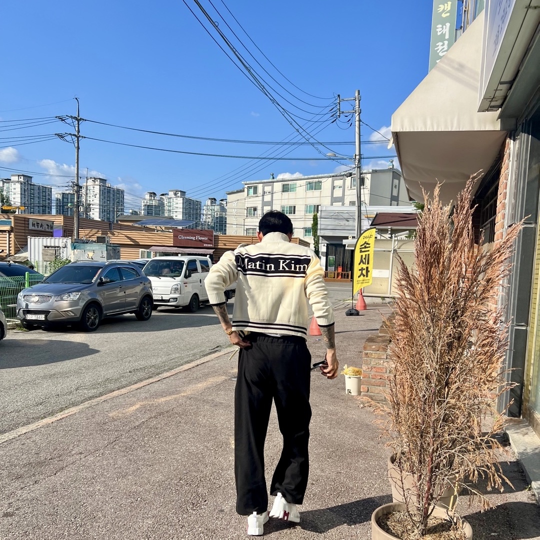 Matin Kim Spell Point Stripe Knit Cardigan Ivory, (W) Hermes Bouncing Sneakers Mesh Suede Goatskin & Blanc 착용 스타일