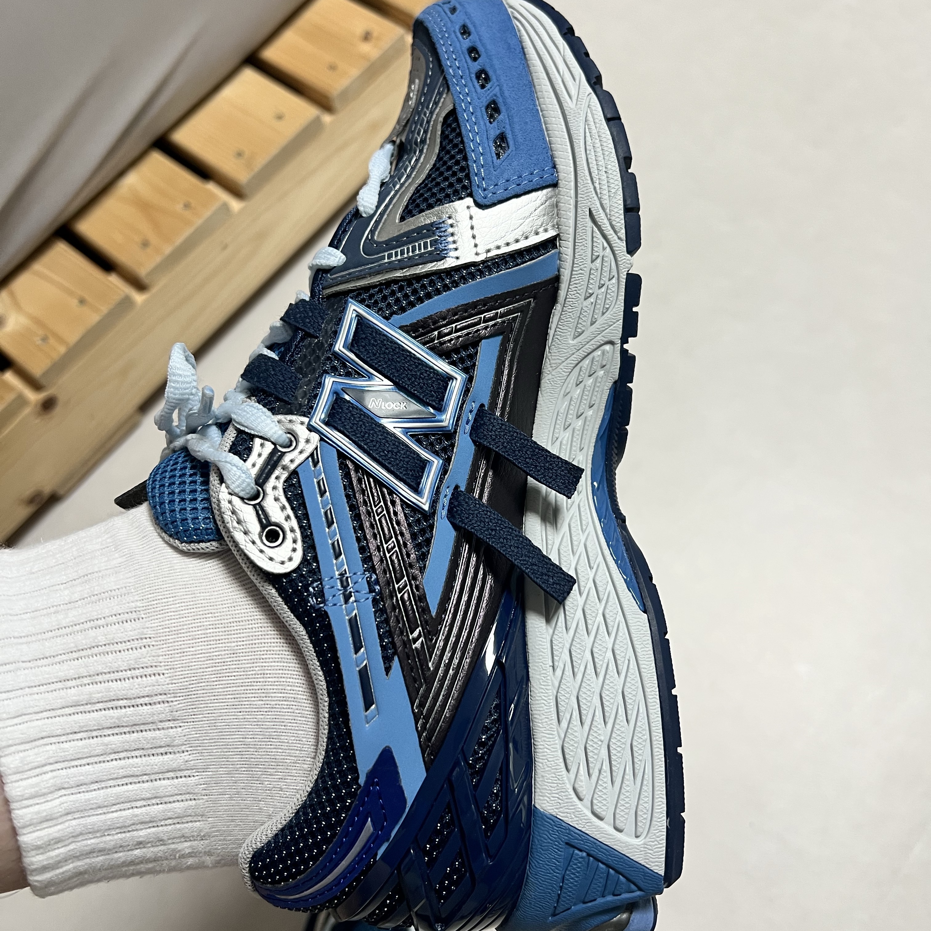 New Balance 1906A Sea Stone Nb Navy 착용 스타일 - 1