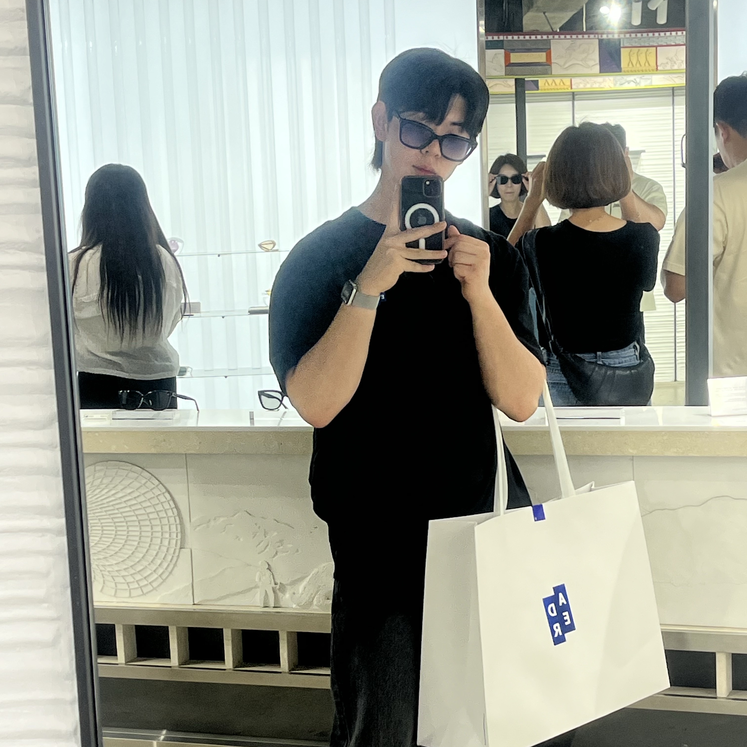 Ader Error Sig; TRS/BL Tag T-Shirt 01 Black, Gentle Monster Breezebe 01 BL Black Blue 착용 스타일 - 1