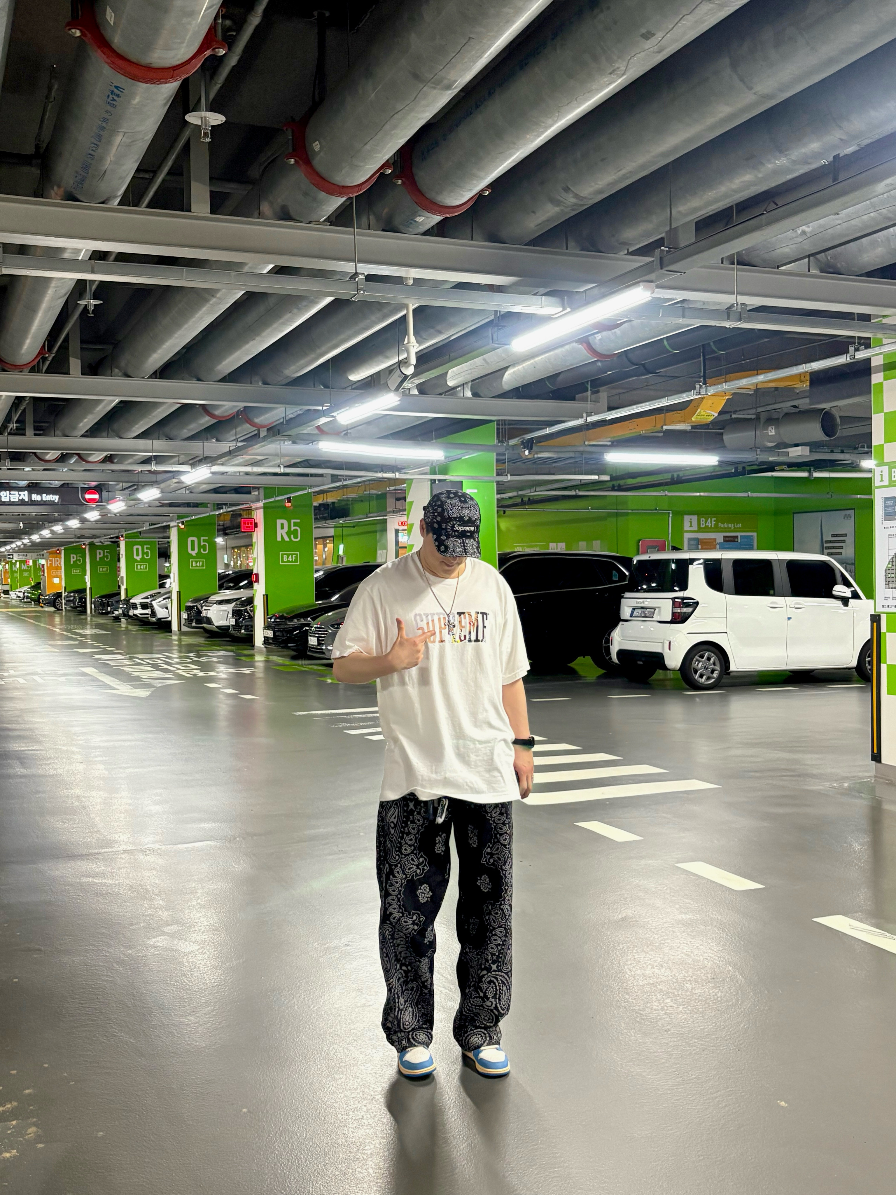 Supreme Bandana Jacquard Baggy Jean Black - 25SS, Supreme Tera Patrick T-Shirt White - 24FW 착용 스타일 - 1