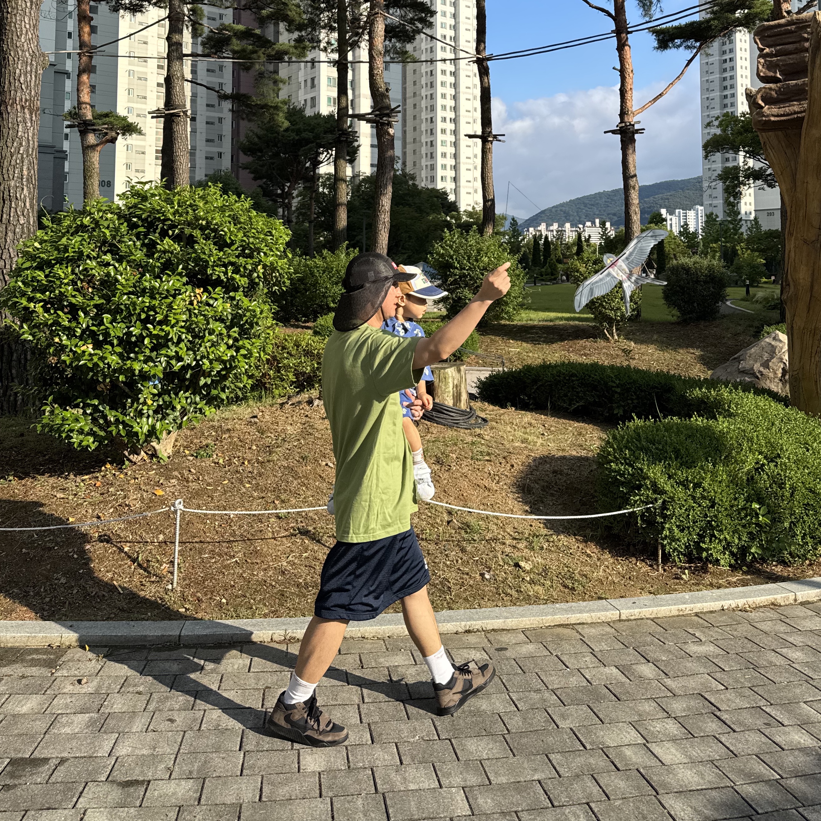 Supreme Mesh Sunshield Camp Cap Leopard - 24SS, Supreme x Champion Mesh Short Navy - 24SS 착용 스타일 - 2