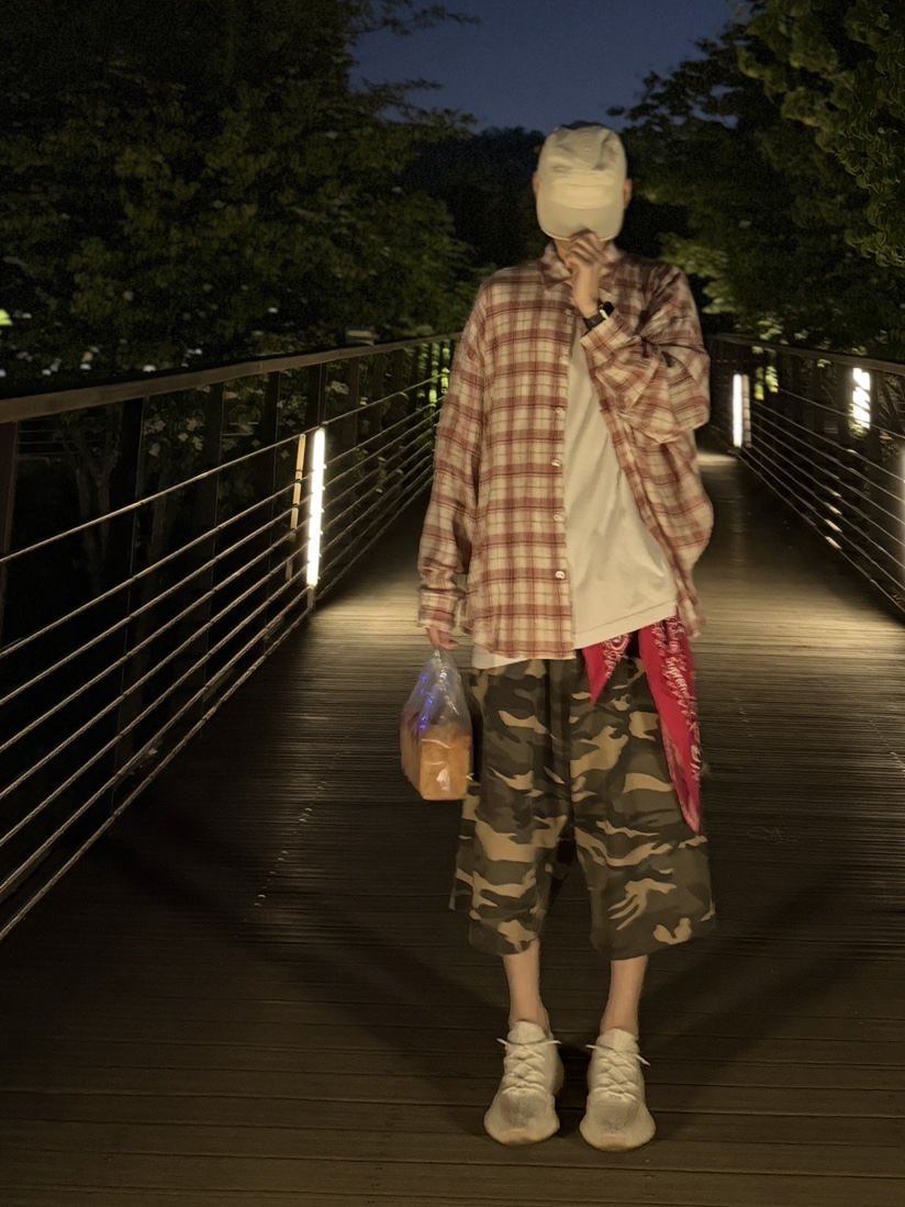 Adidas Yeezy Boost 350 V2 Bone, SLOW RECORD HOUSE Carpenter Bermuda Wide Camo Pants Vintage Green 착용 스타일 - 4