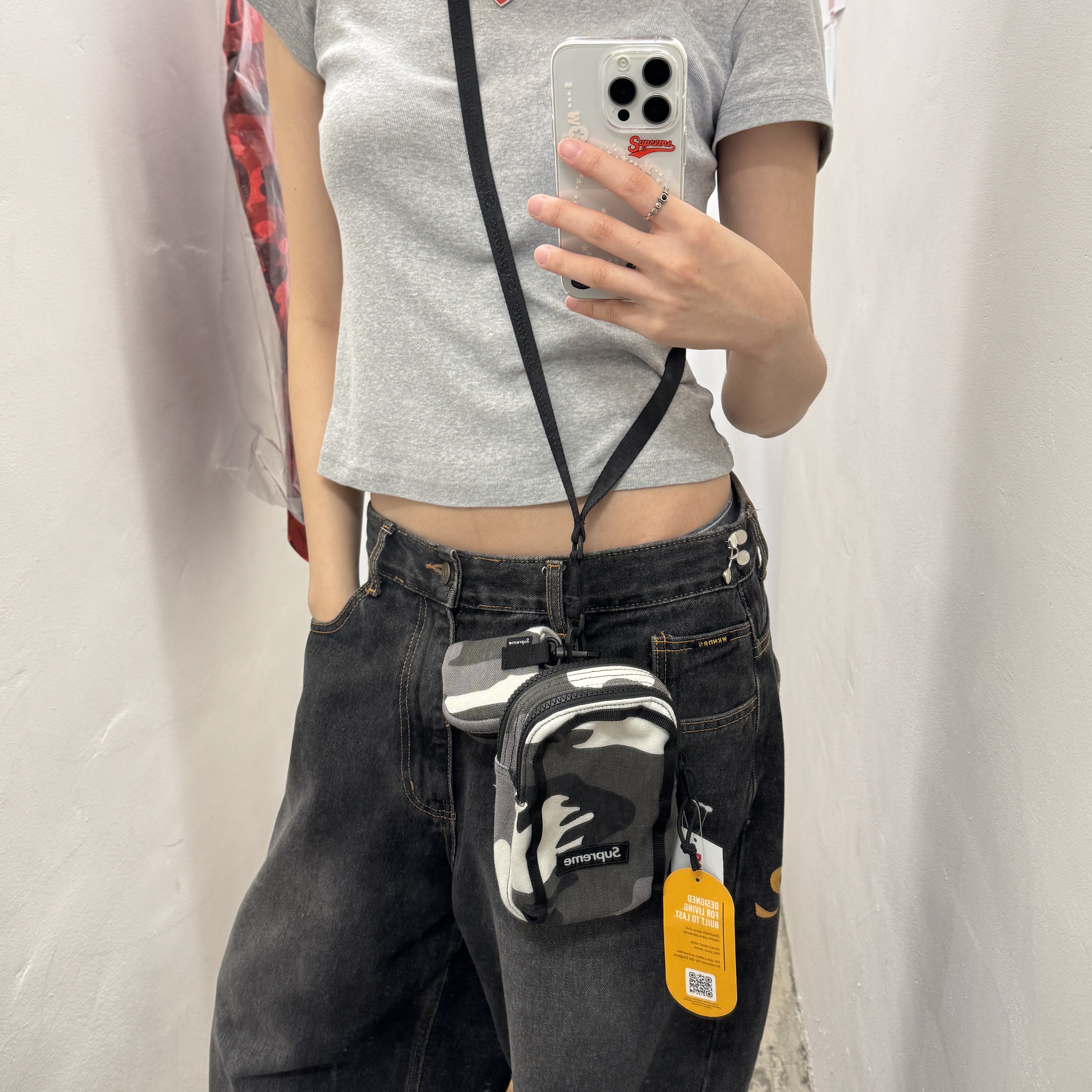 Supreme Camera Bag + Mini Pouch Black - 25SS, Supreme Camera Bag + Mini Pouch Light Pink - 25SS 착용 스타일 - 3
