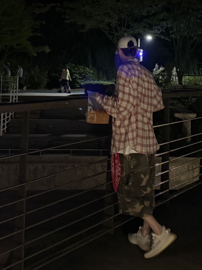 Adidas Yeezy Boost 350 V2 Bone, SLOW RECORD HOUSE Carpenter Bermuda Wide Camo Pants Vintage Green 착용 스타일 - 6