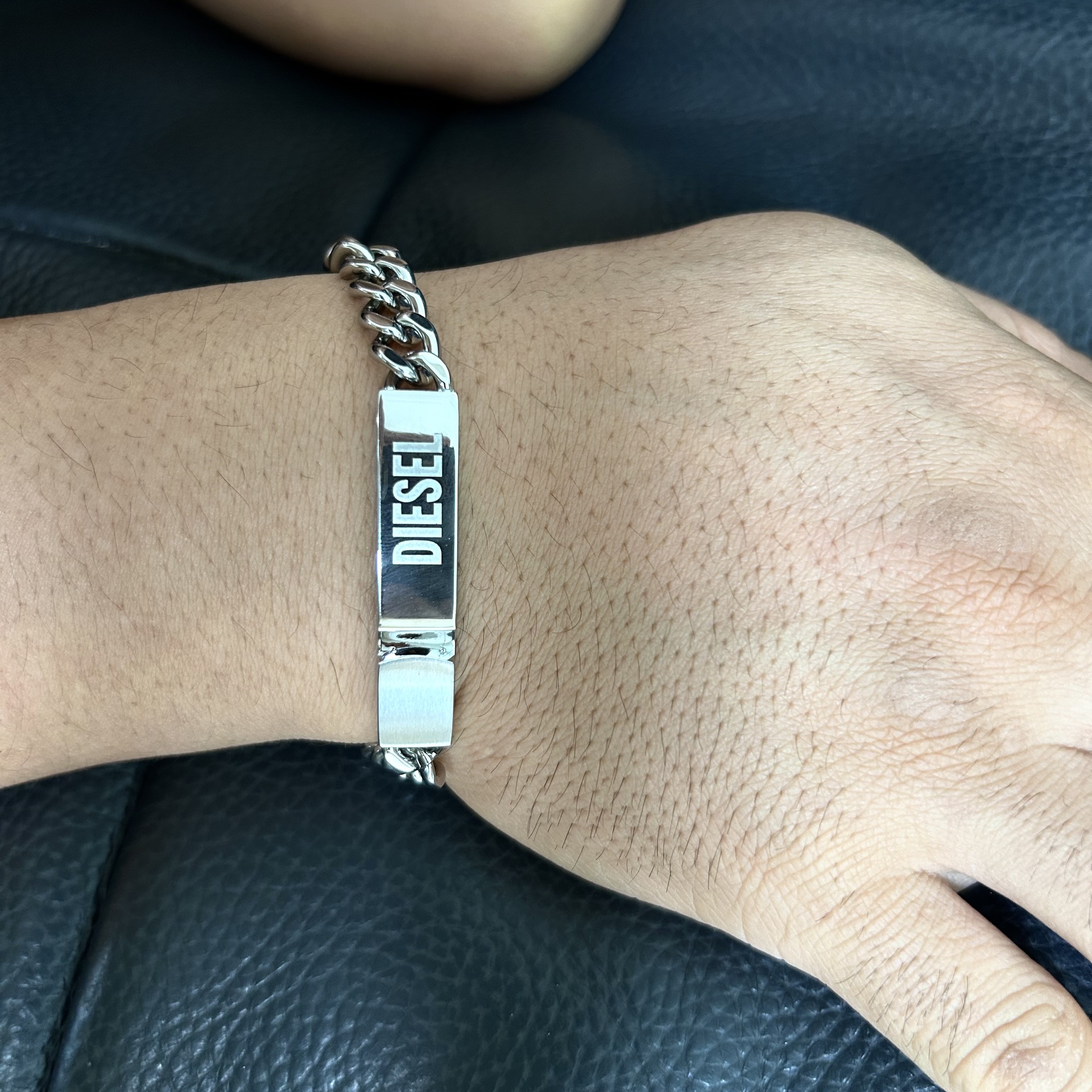 Diesel Dx0966 Logo ID Tag Bracelet Silver 착용 스타일