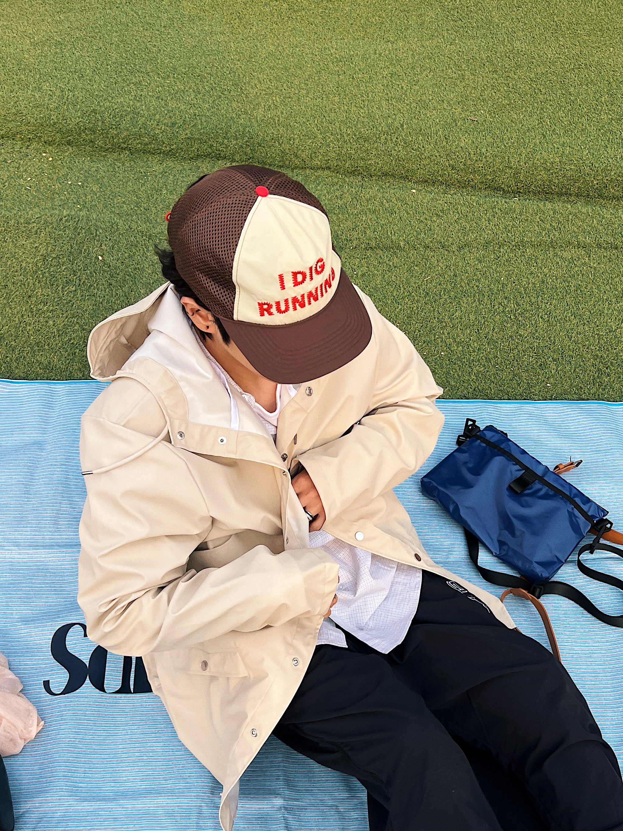 Alex Zono I Dig Running Trucker Hat OG Brown, Supreme Warm Up Pant Black - 24FW 착용 스타일 - 6