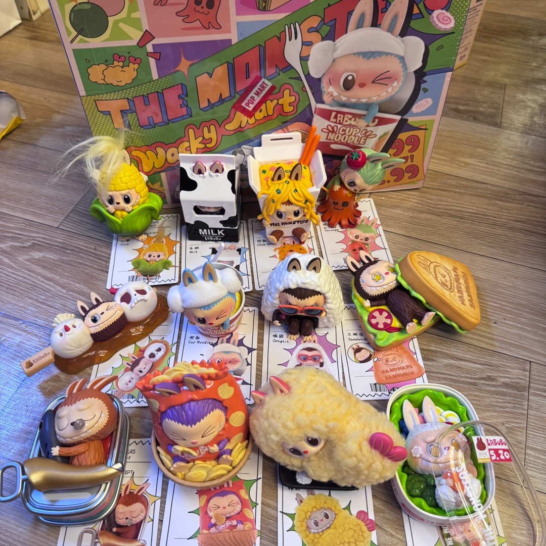 Pop Mart Labubu The Monsters Wacky Mart Series Figures (12 Blind Boxes) 착용 스타일