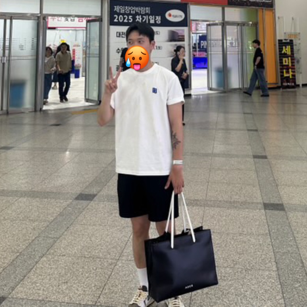 Ader Error Sig; TRS/BL Tag T-Shirt 01 Off White, Jordan 1 x Travis Scott Retro Low OG SP Sail and Ridgerock 착용 스타일