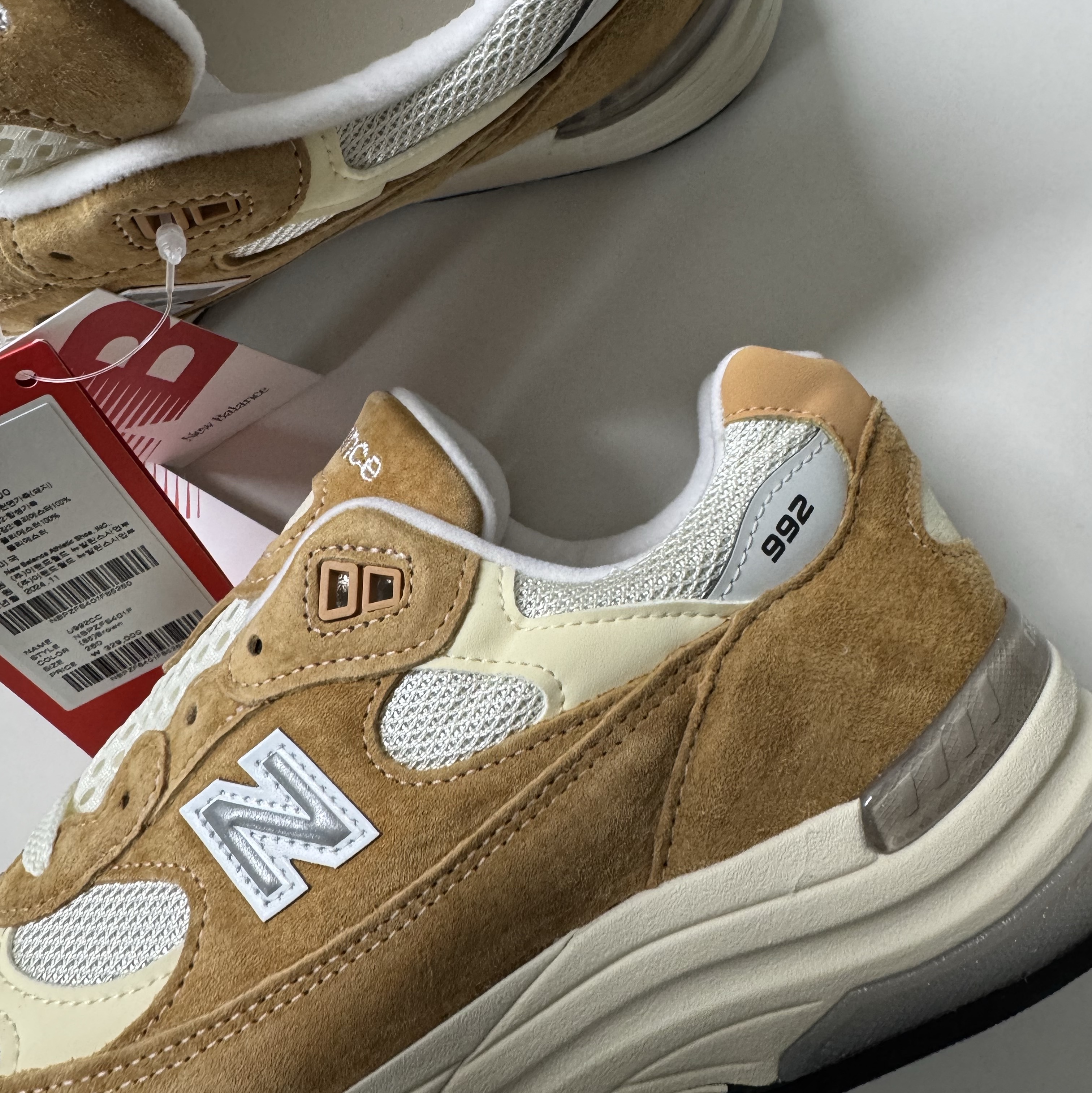 New Balance 992 Made in USA Sweet Caramel Calcium 착용 스타일 - 1