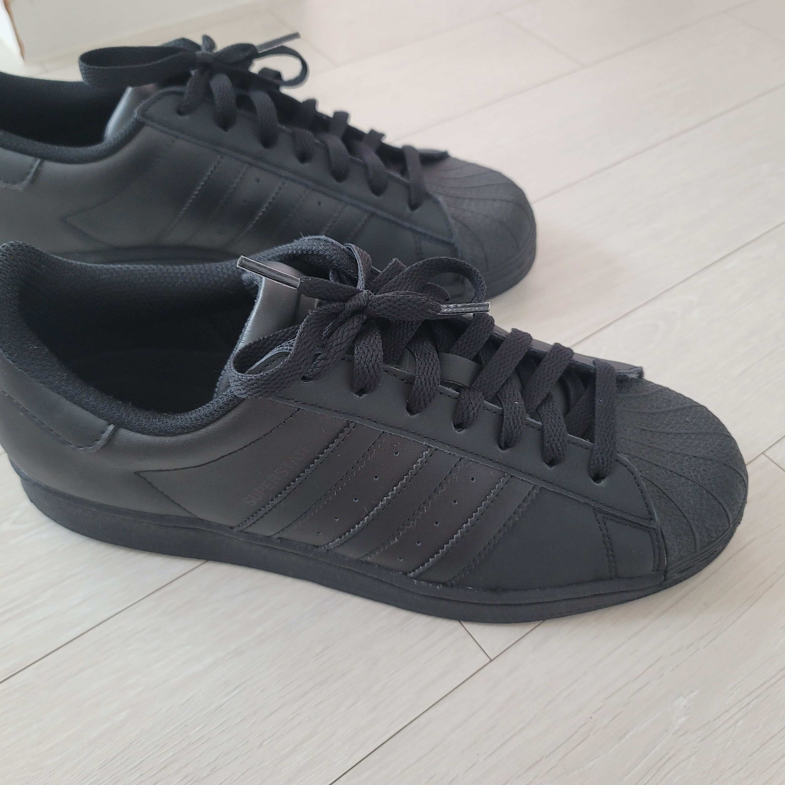 Adidas Superstar Triple Black 착용 스타일 - 1