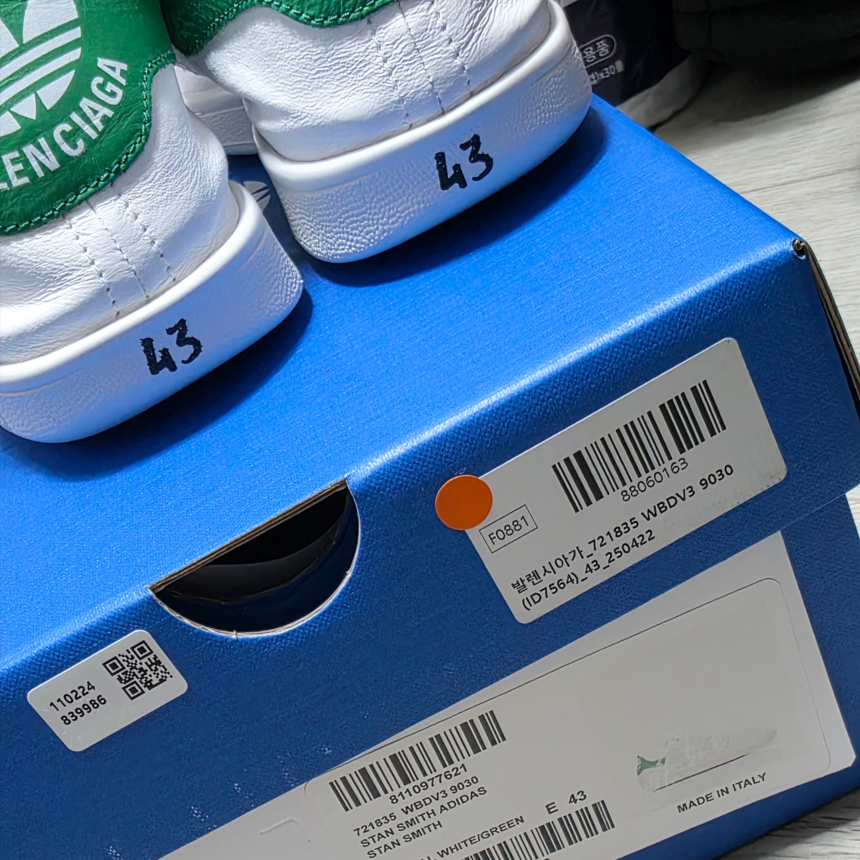 Balenciaga x Adidas Stan Smith Core White Green 착용 스타일 - 6