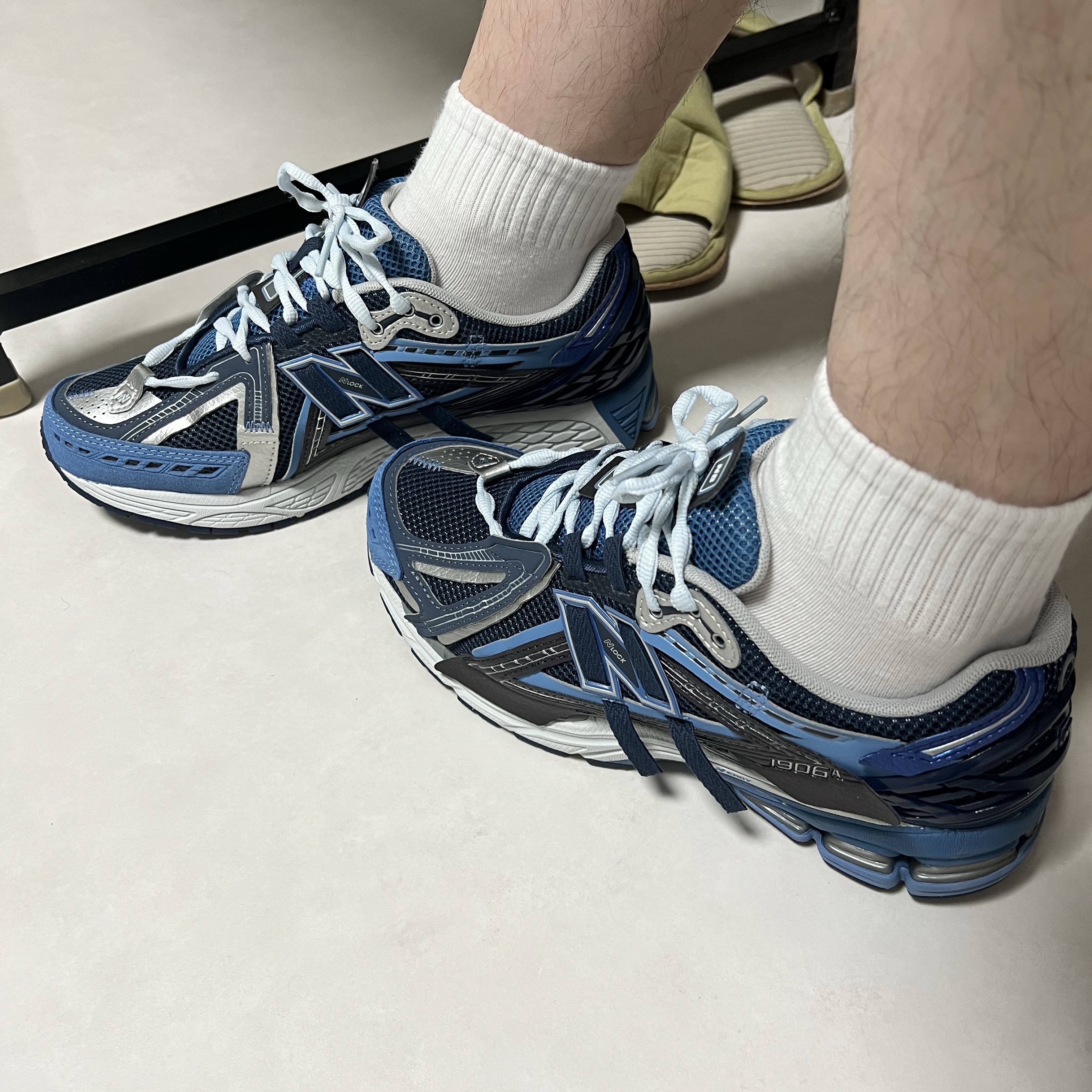 New Balance 1906A Sea Stone Nb Navy 착용 스타일 - 3