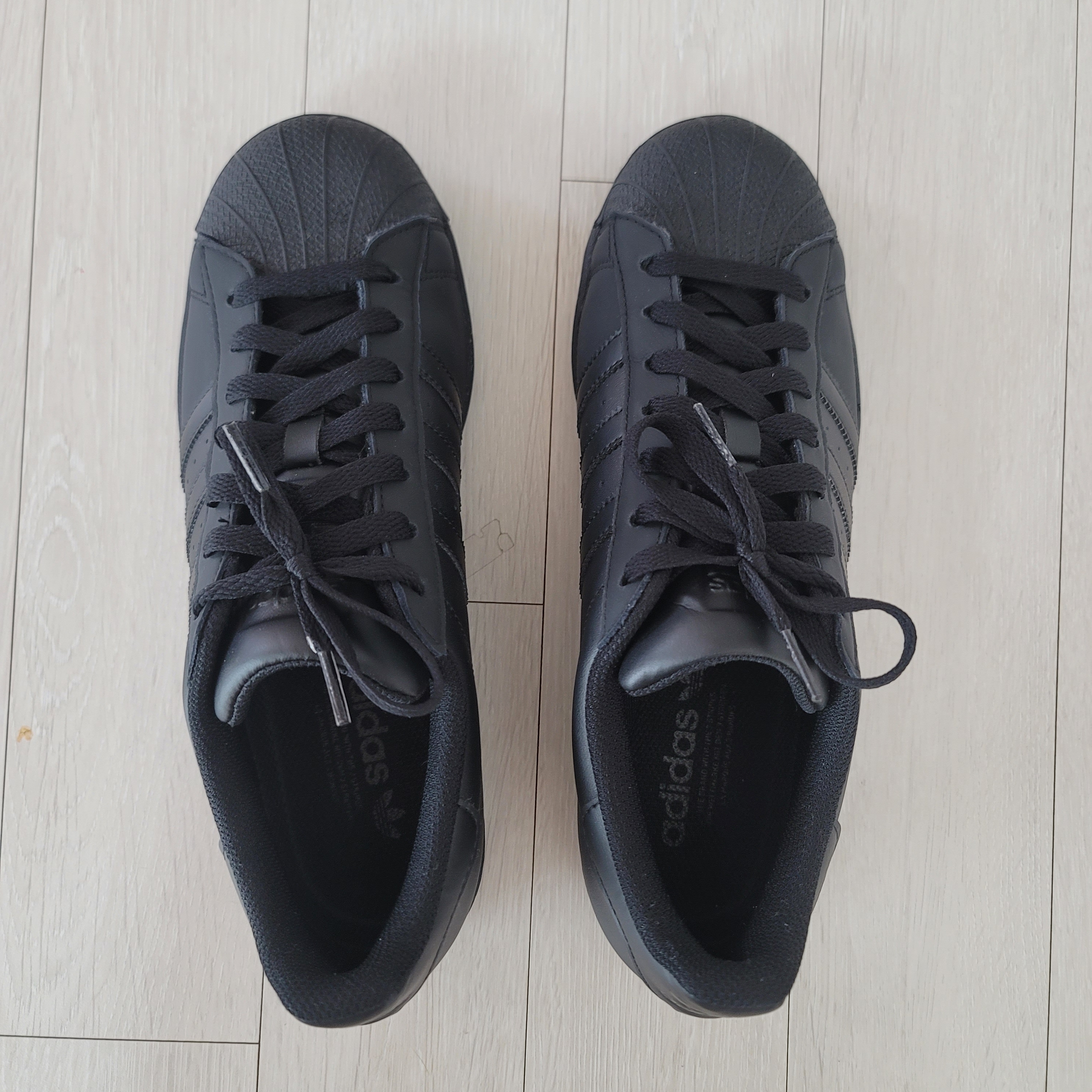 Adidas Superstar Triple Black 착용 스타일 - 4