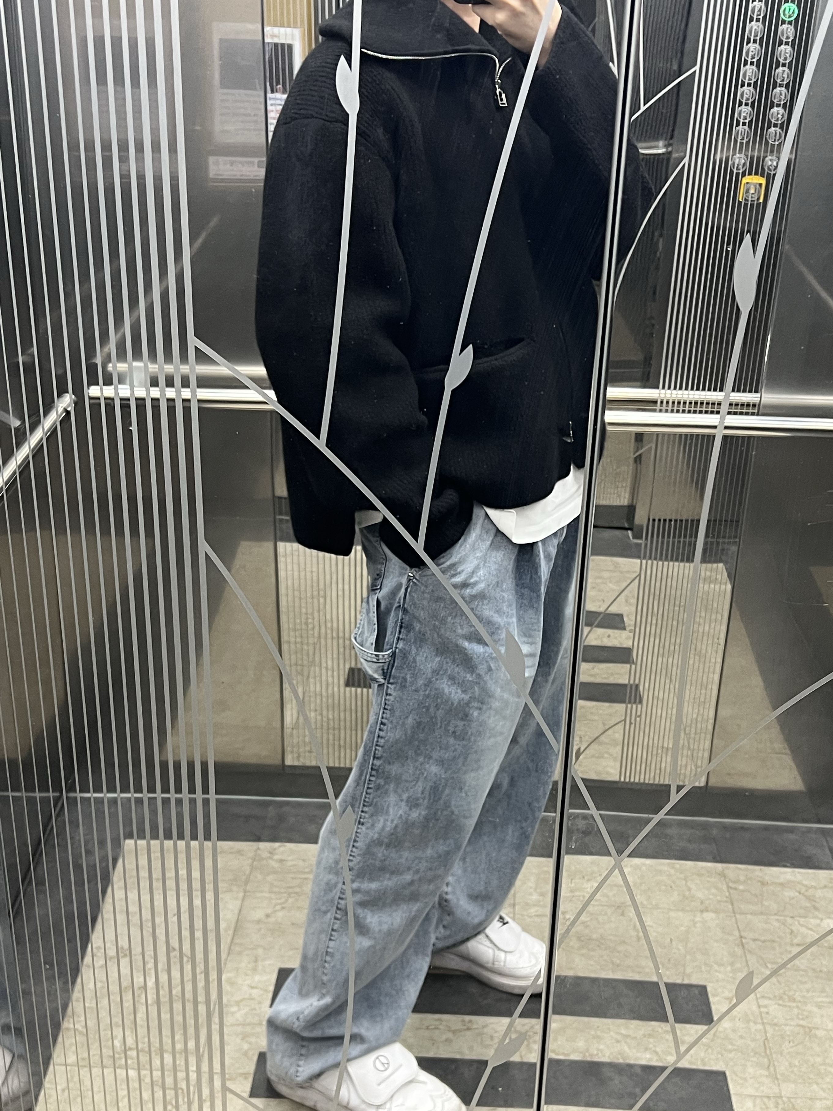 Wooyoungmi High Neck Zipup Cardigan Black - 24FW, Wooyoungmi One Tuck Banding Denim Pants Blue - 25SS 착용 스타일 - 1