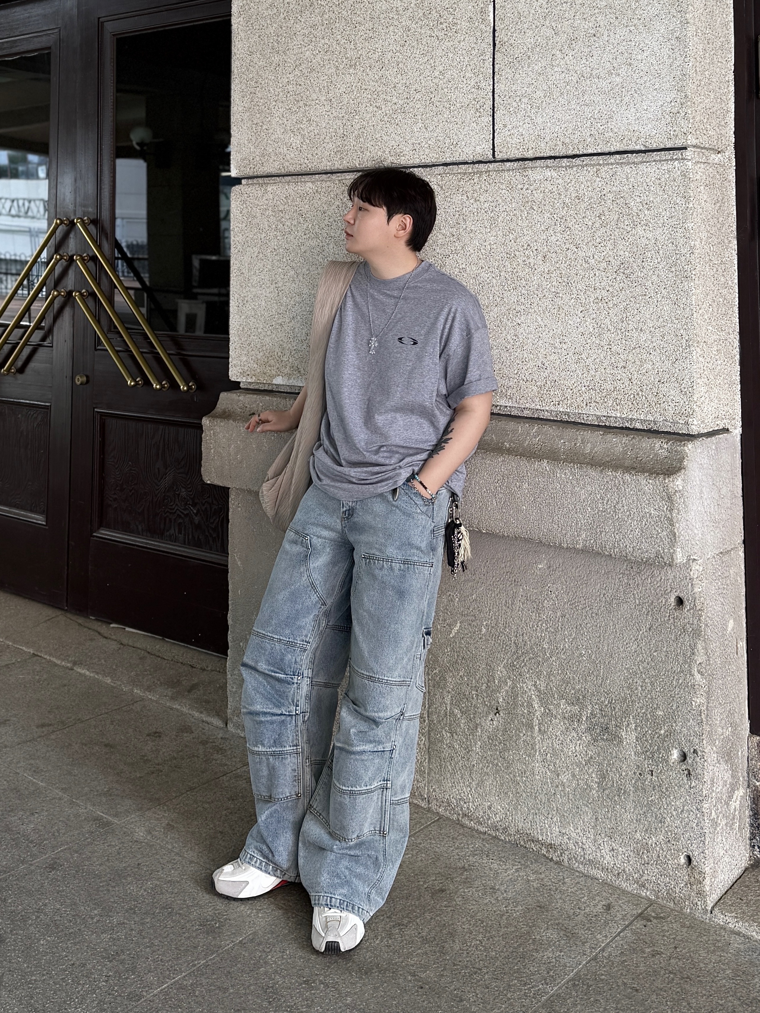 Vacant Archive Vanon Carpenter Pants Light Blue, Nike Shox R4 PRM Light Iron Ore and Phantom 착용 스타일 - 1