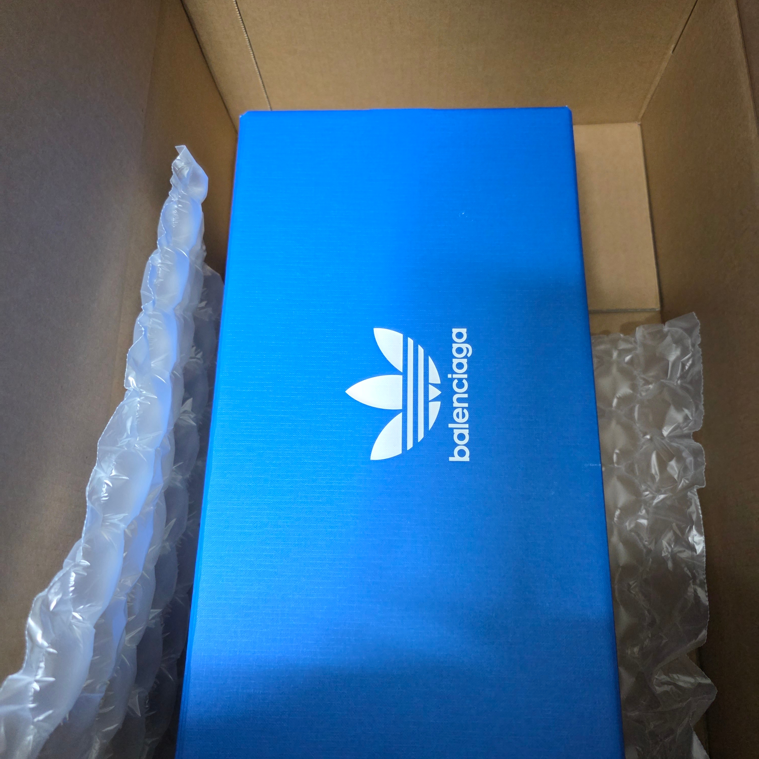 Balenciaga x Adidas Stan Smith Core White Green 착용 스타일 - 1