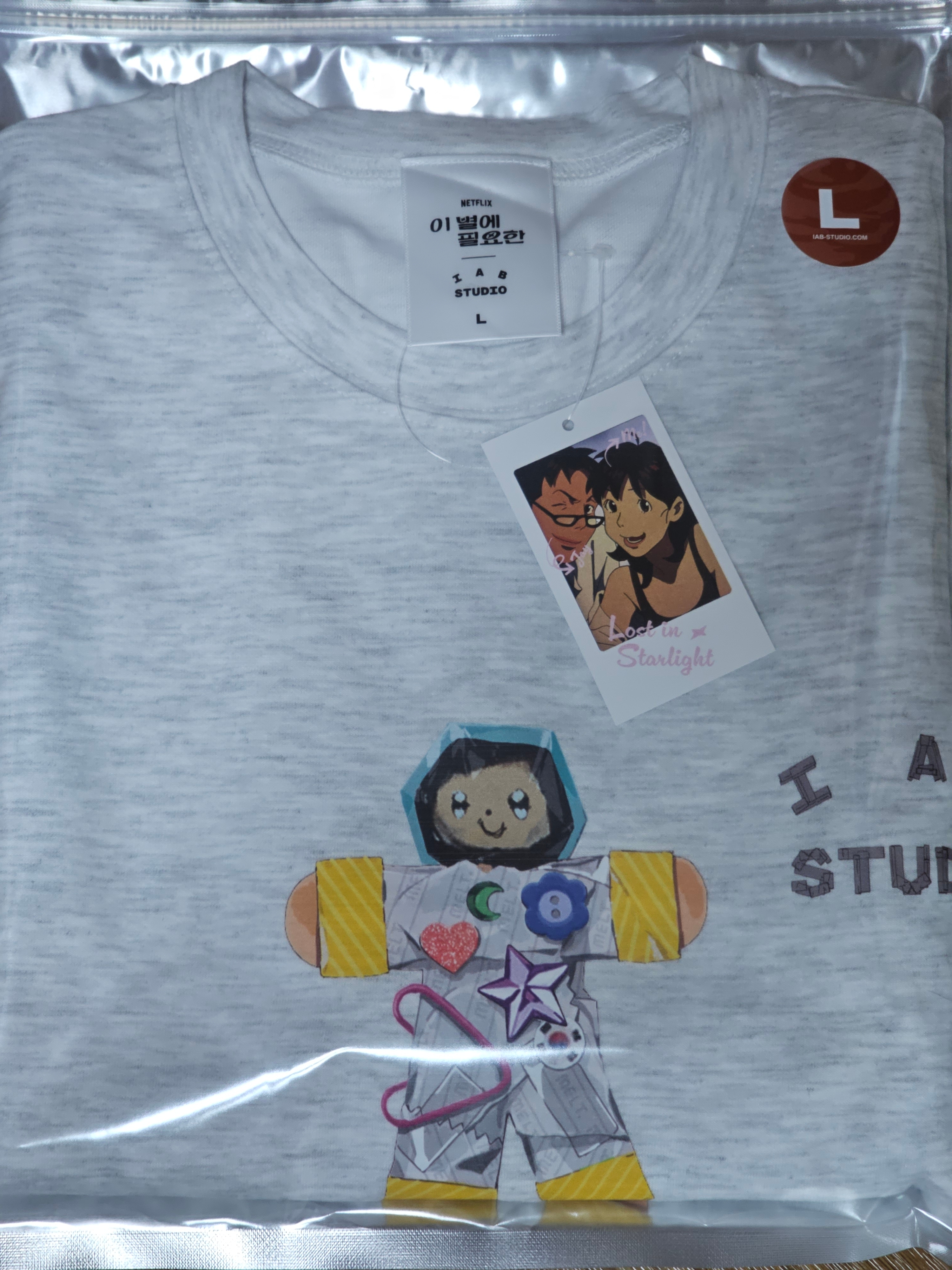 IAB Studio x Lost in Starlight Nan-Young T-Shirt Light Gray 착용 스타일