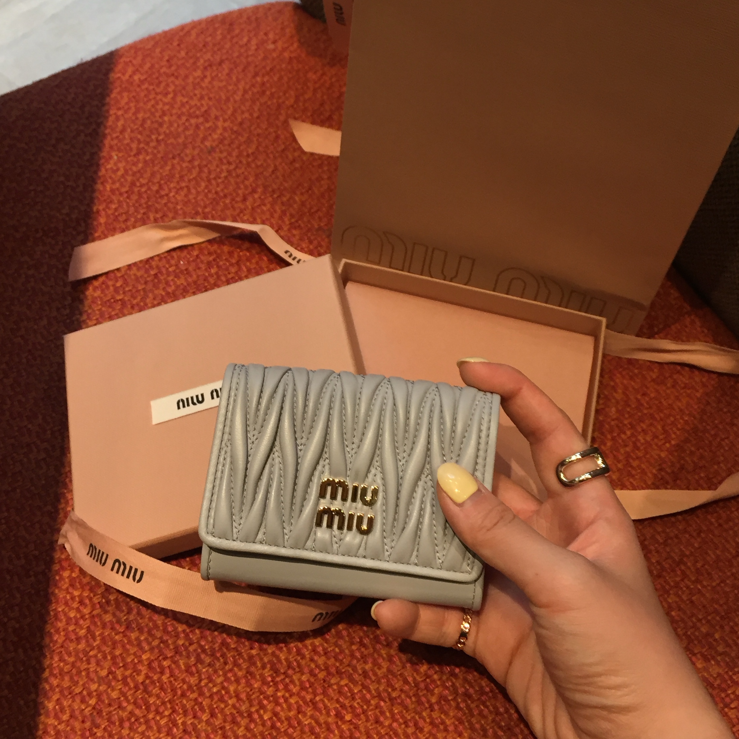 Miu Miu Matelasse Nappa Leather Pocket Card Holder Cornflower Blue 착용 스타일 - 1
