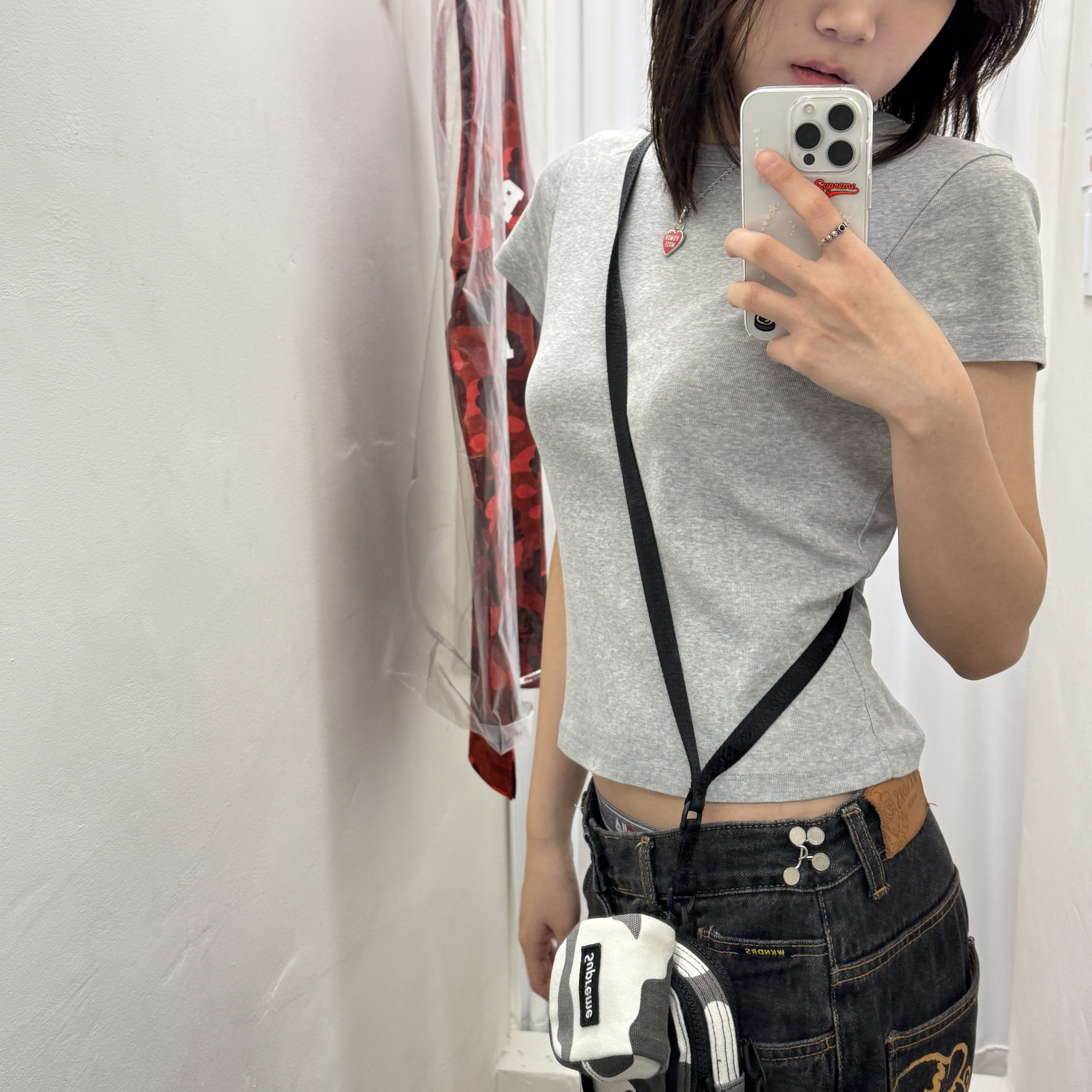 Supreme Camera Bag + Mini Pouch Black - 25SS, Supreme Camera Bag + Mini Pouch Light Pink - 25SS 착용 스타일 - 5