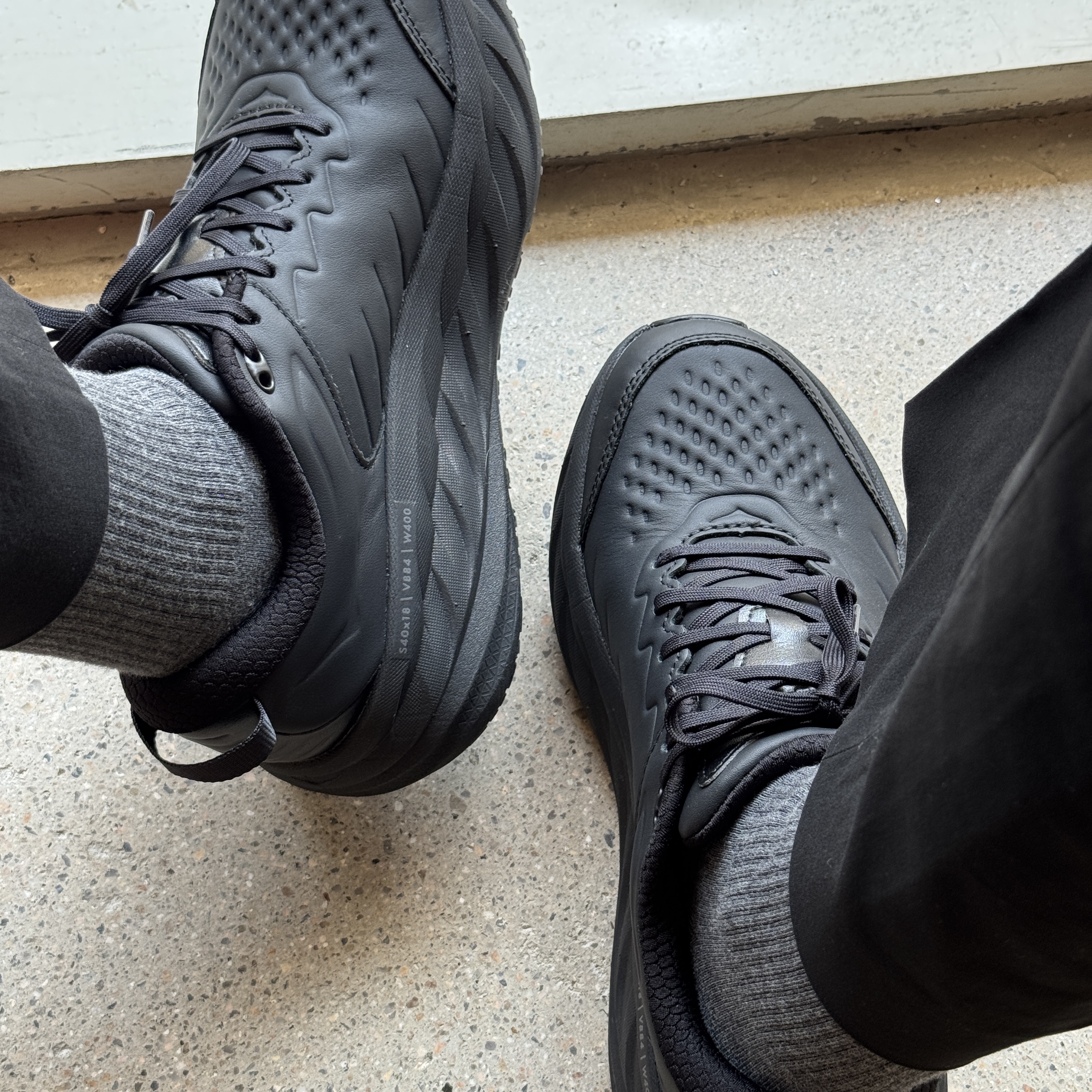 Hoka Bondi SR Black 착용 스타일 - 1