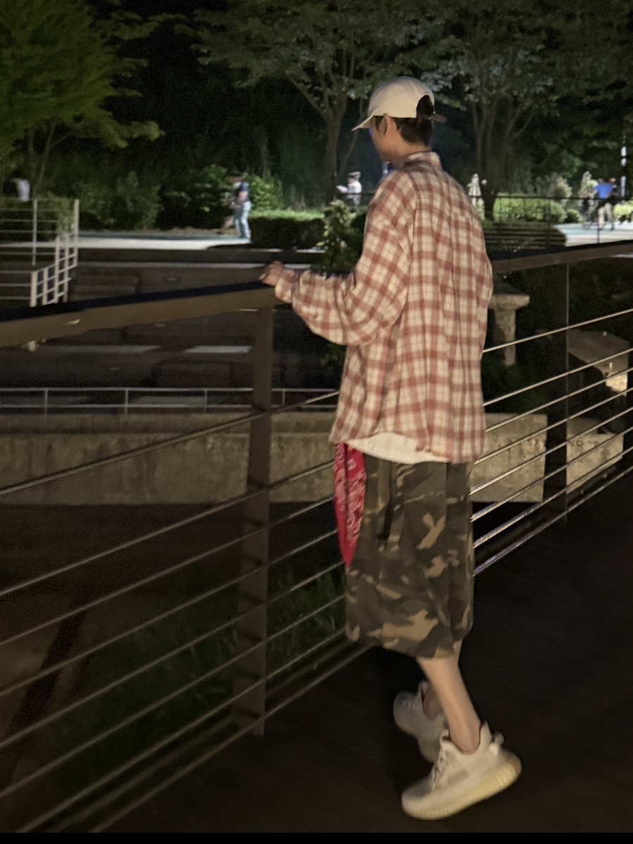 Adidas Yeezy Boost 350 V2 Bone, SLOW RECORD HOUSE Carpenter Bermuda Wide Camo Pants Vintage Green 착용 스타일 - 5