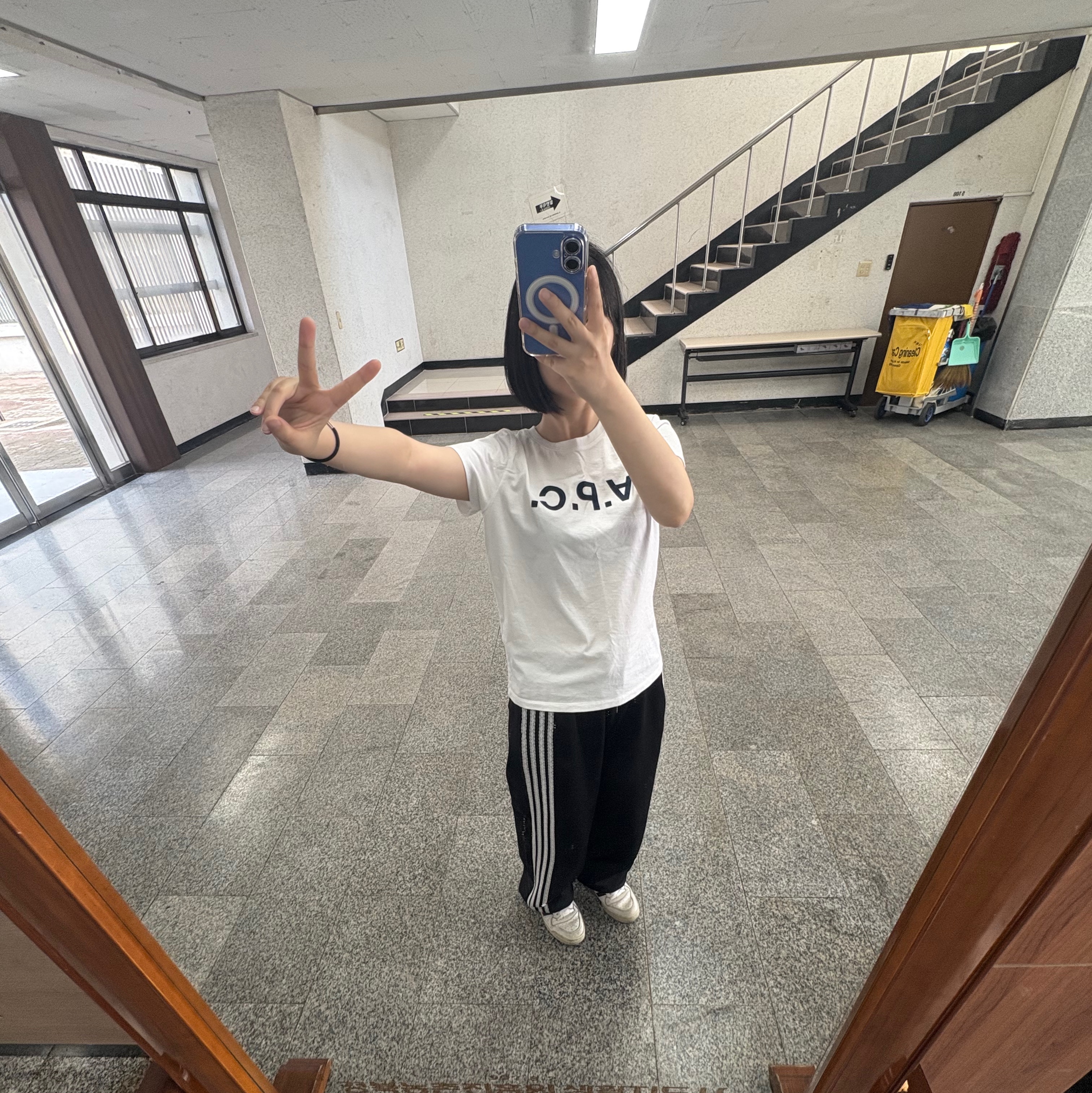 (W) A.P.C. VPC T-Shirt White Dark Navy, Adidas Forum Low White Black 착용 스타일