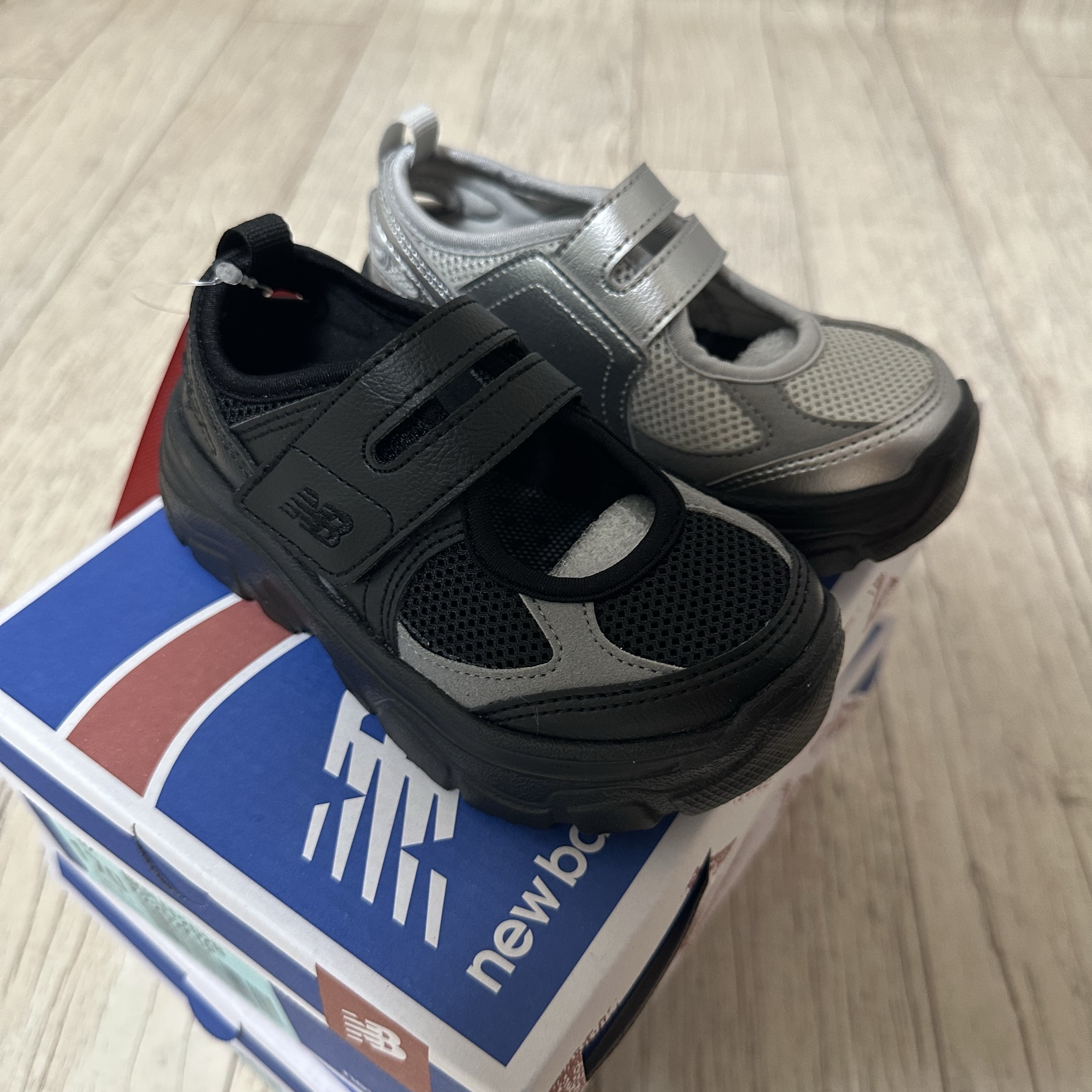 (PS) New Balance Breeze Mini Metalic Silver, (PS) New Balance Breeze Mini Classic Black 착용 스타일 - 3