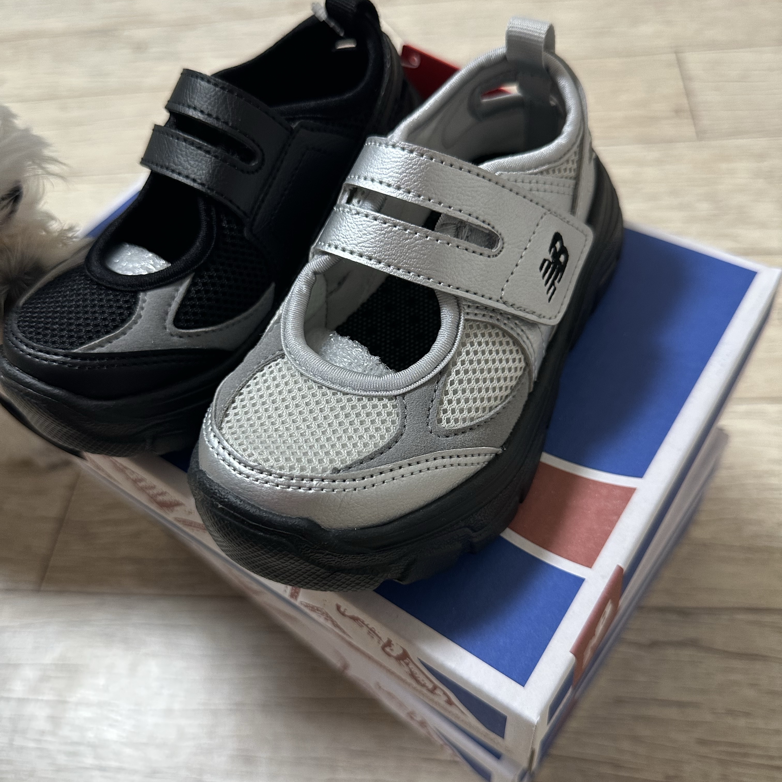 (PS) New Balance Breeze Mini Metalic Silver, (PS) New Balance Breeze Mini Classic Black 착용 스타일 - 2