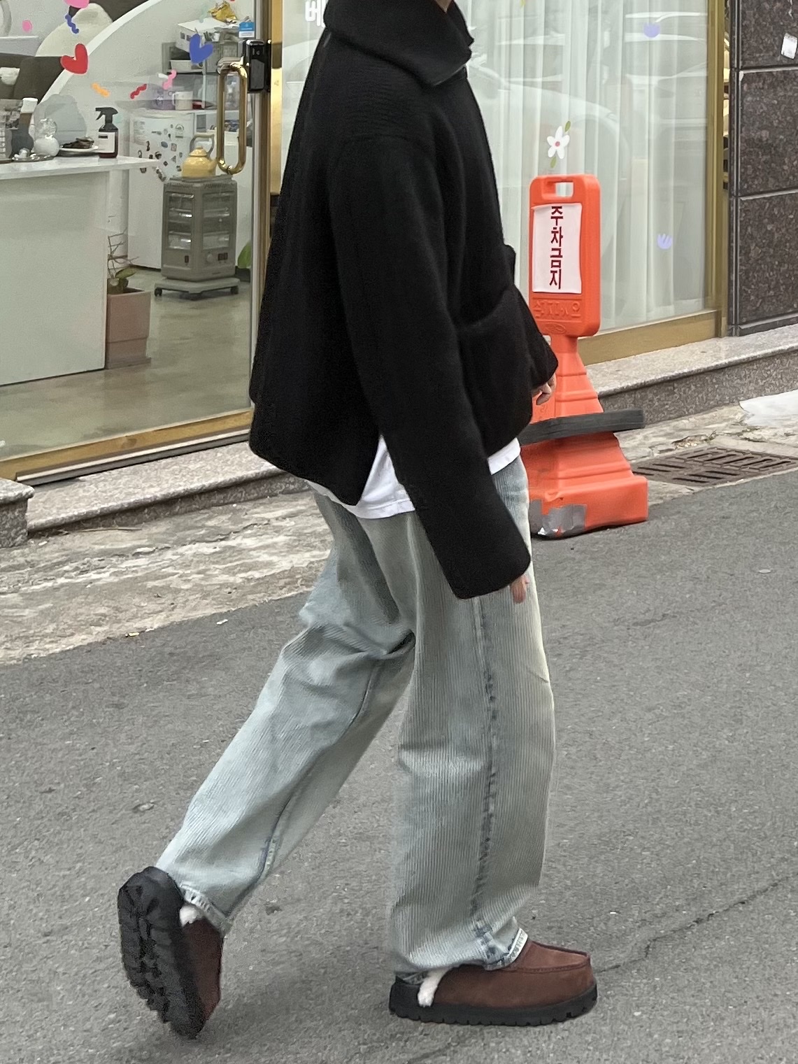 Wooyoungmi High Neck Zipup Cardigan Black - 24FW, Wooyoungmi One Tuck Banding Denim Pants Blue - 25SS 착용 스타일 - 2