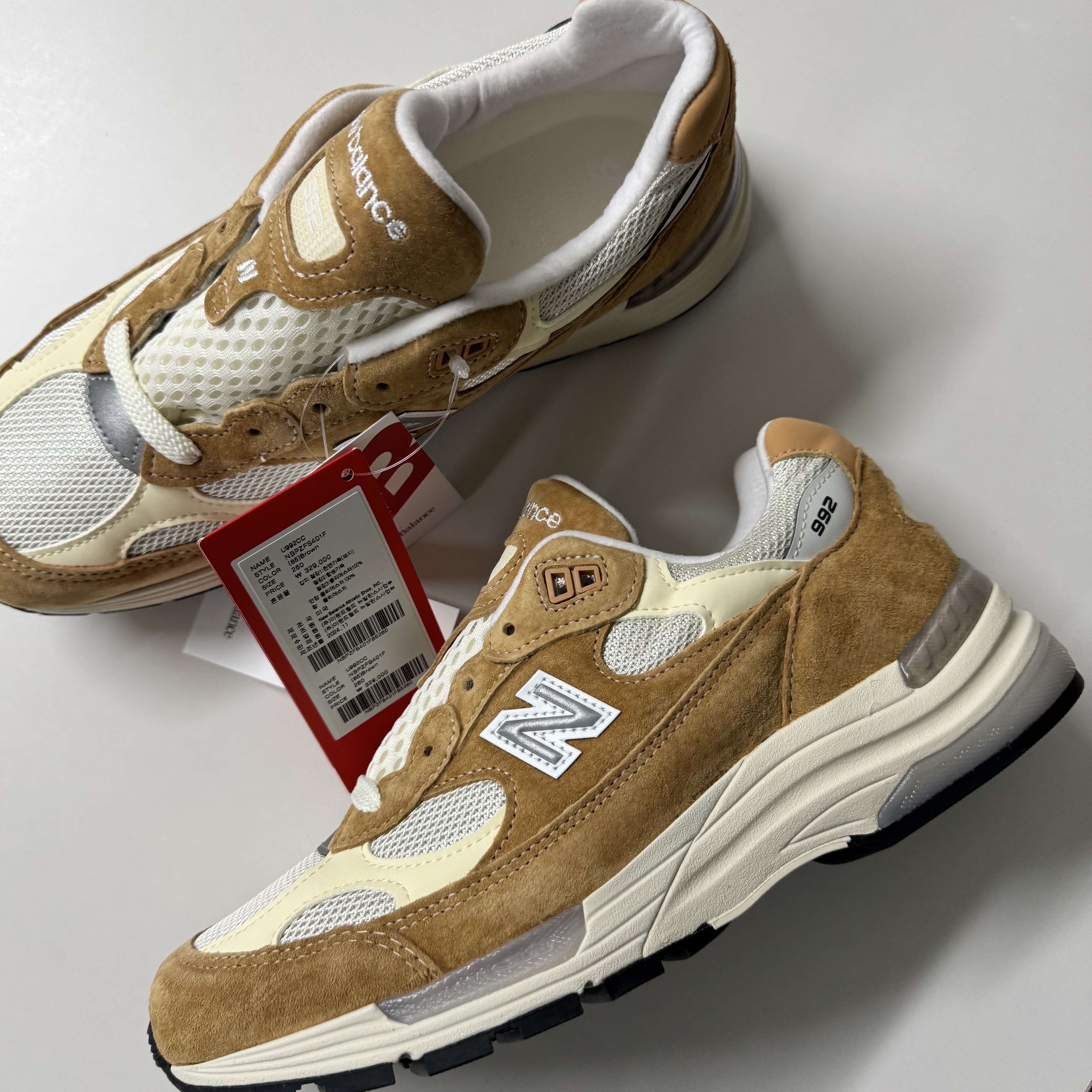 New Balance 992 Made in USA Sweet Caramel Calcium 착용 스타일 - 2