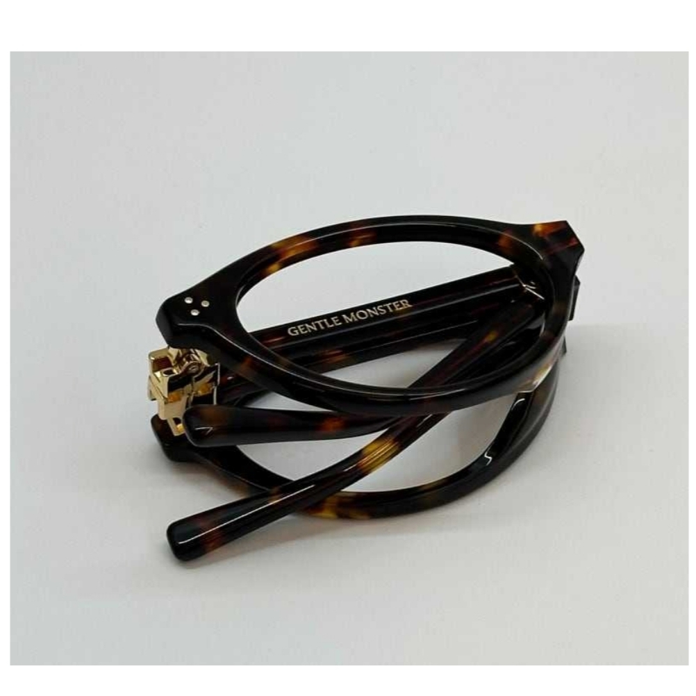 Gentle Monster Takion 01 Black Clear 착용 스타일 - 7