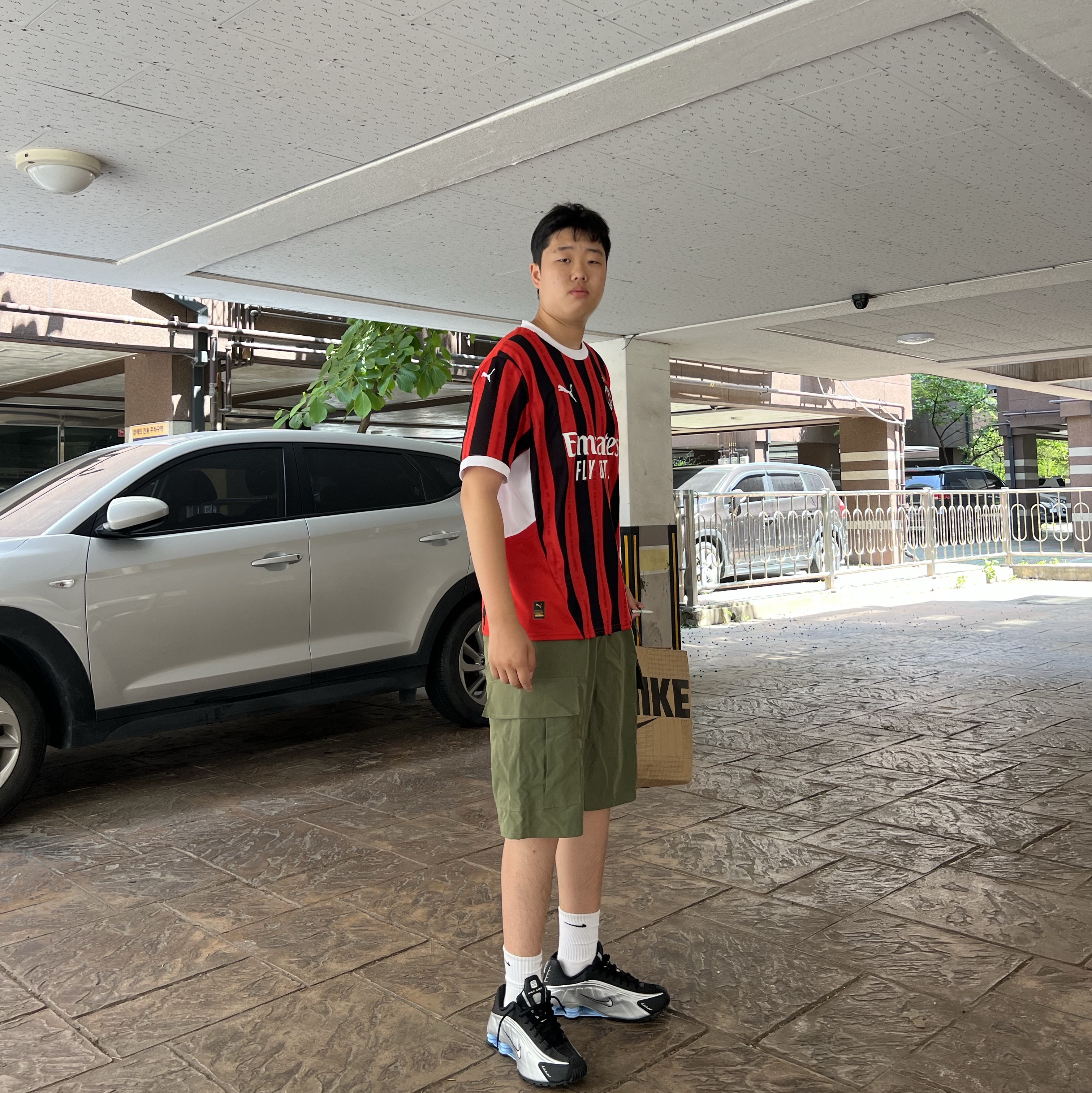 Puma AC Milan 2024/25 Home Jersey Red Black (Non Marking Ver.), Nike Shox R4 Metallic Silver Black 착용 스타일