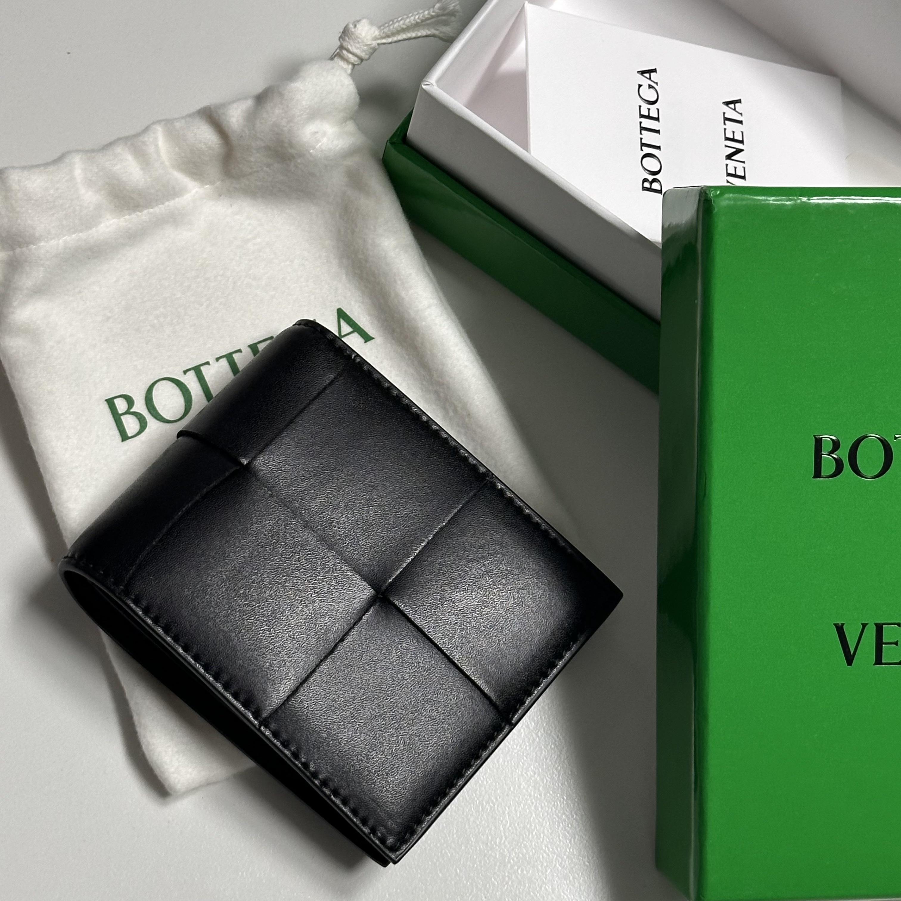 Bottega Veneta Bi-Fold Wallet Black 착용 스타일