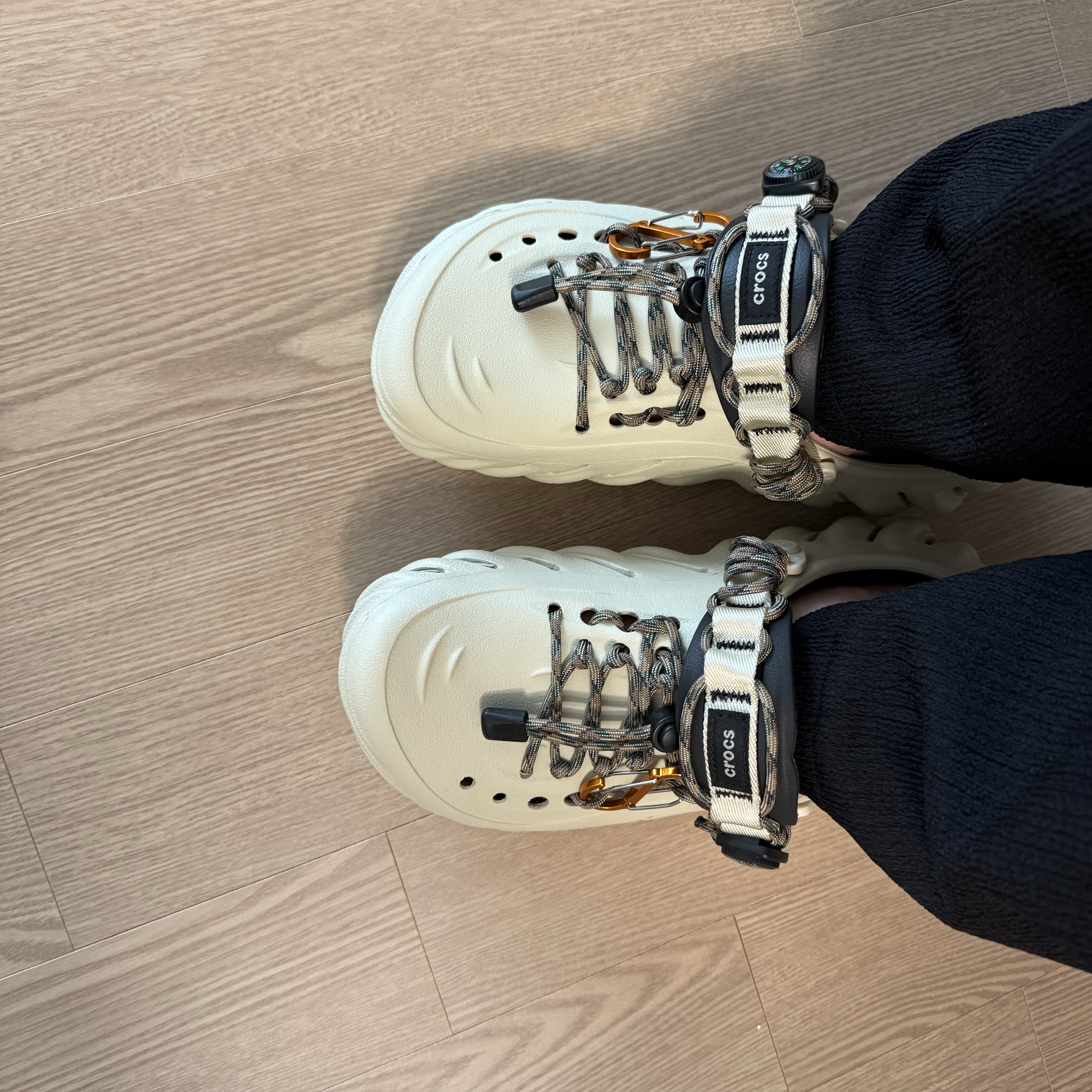 Crocs Echo Clog Bone Black 착용 스타일