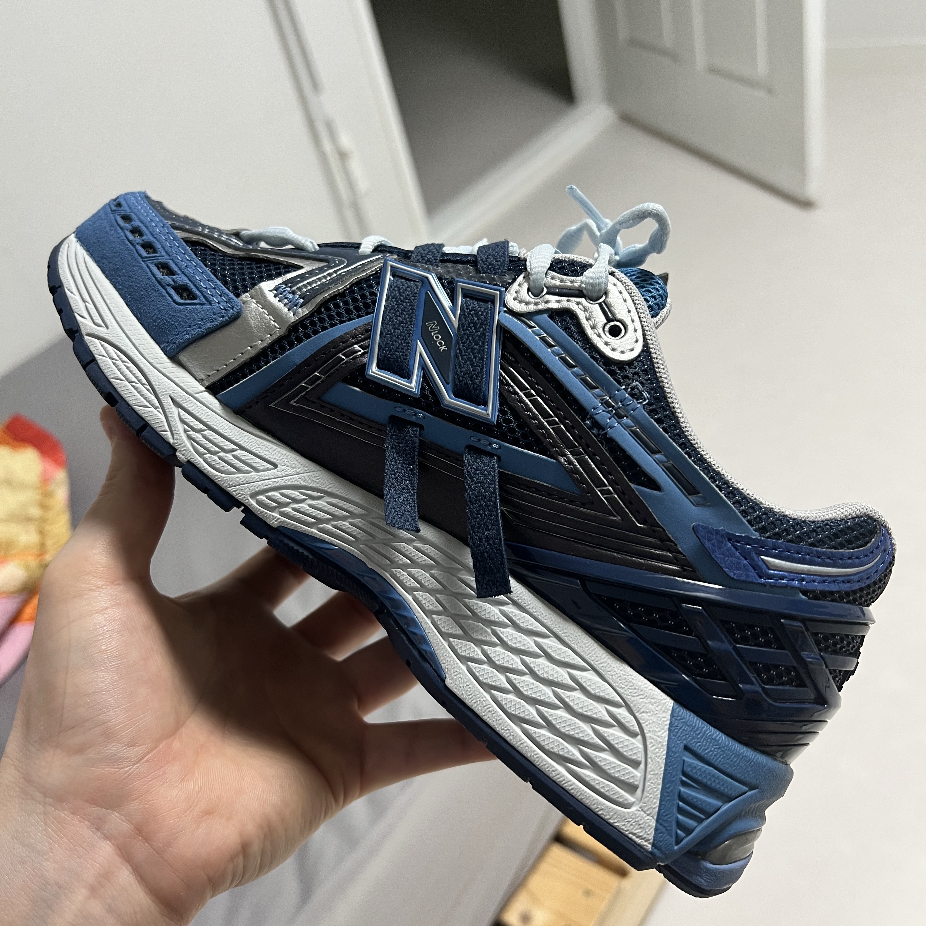 New Balance 1906A Sea Stone Nb Navy 착용 스타일 - 5