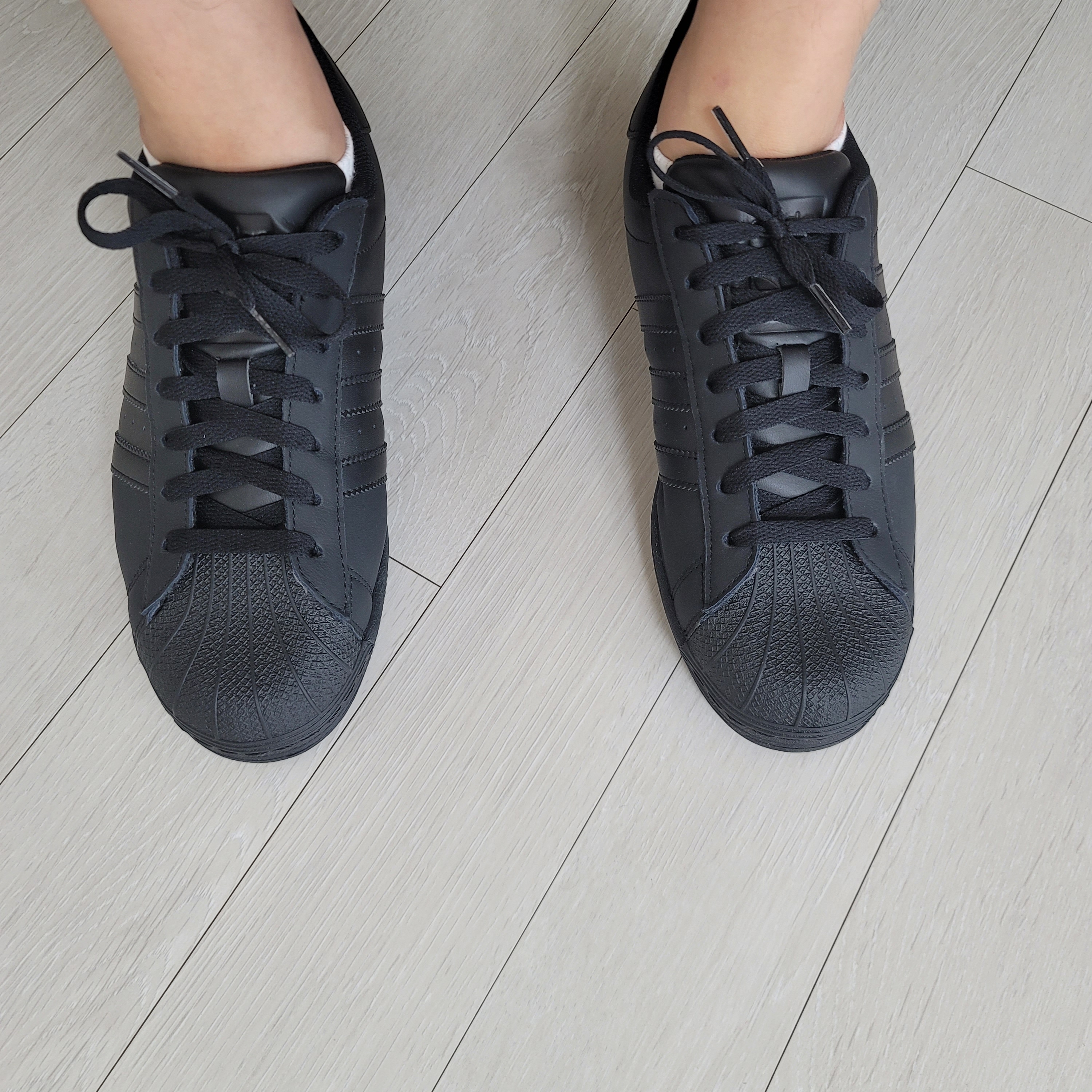 Adidas Superstar Triple Black 착용 스타일 - 5